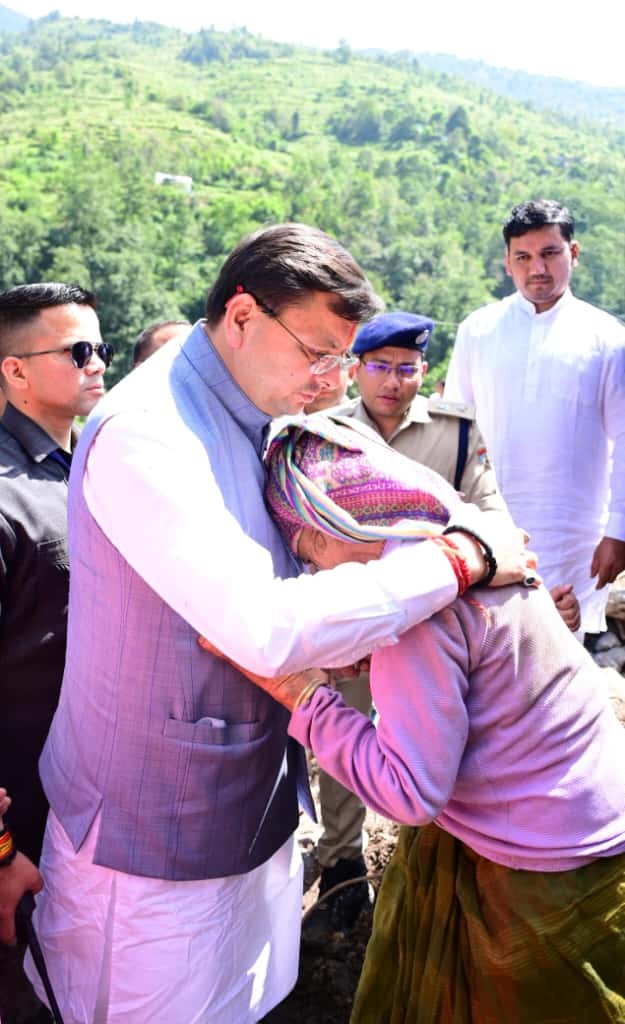 मुख्यमंत्री ने चमोली जिले के आपदा प्रभावित क्षेत्रों का किया निरीक्षण*  *प्रभावितों का दुःख साझा करते हुए हरसंभव सहायता का दिया भरोसा*