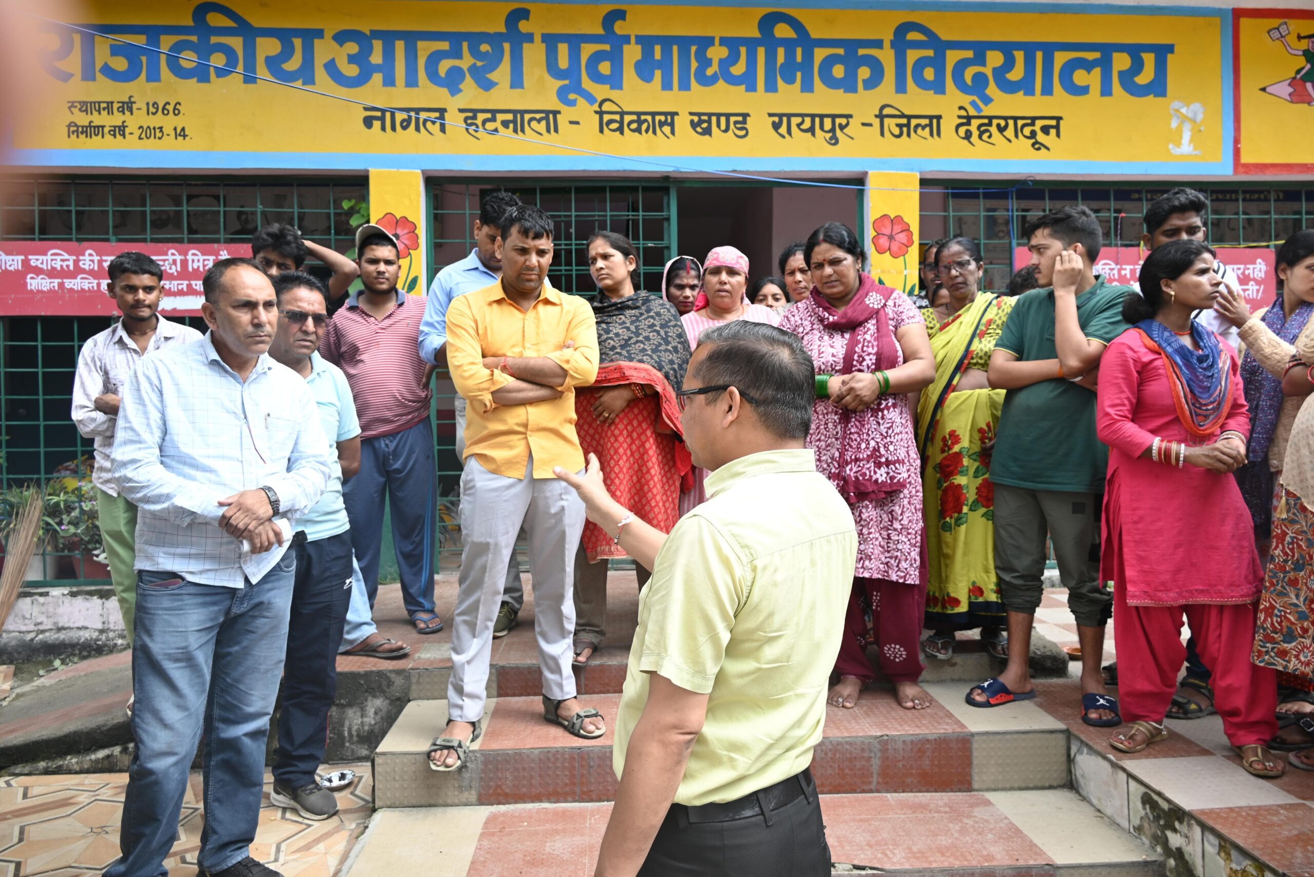 डीएम के निर्देश पर प्रभावितों के द्वार -द्वार दौड़ रहे प्रशासन के अधिकारी; प्रभावितों का जान रहे हाल