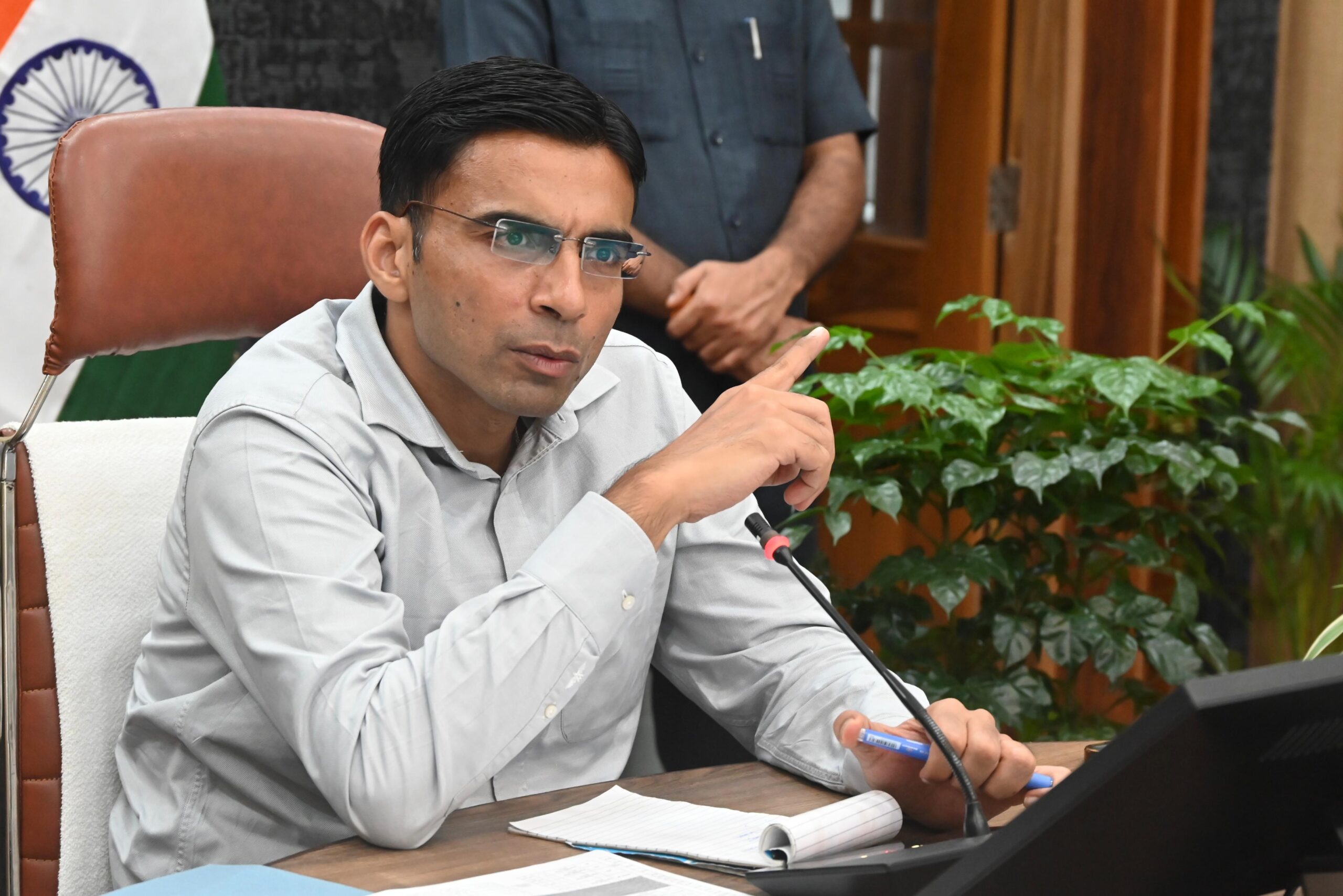 जिलाधिकारी सविन बंसल ने ऋषिपर्णा सभागार कलेक्ट्रट में देर शाम जनपद में आपदा से हुई क्षति एवं प्रभावित क्षेत्रों में संरचनाओं एवं पुनर्स्थापना कार्यों की समीक्षा बैठक की।