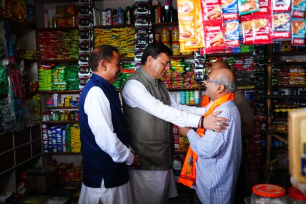 मुख्यमंत्री श्री पुष्कर सिंह धामी ने बुधवार को देहरादून के कुँआवाला बाजार में “स्वदेशी अपनाओ” तथा जीएसटी की नई दरों के व्यापक प्रचार-प्रसार हेतु जनजागरूकता कार्यक्रम के अंतर्गत बाजार भ्रमण किया