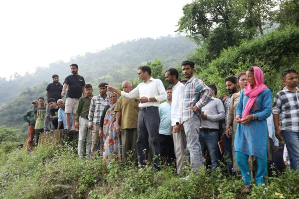 आपदा प्रभावित पूर्ण रूप से कट आफ भितरली कंडरियाणा क्षेत्र में आज फिर ऑन ग्राउण्ड हुआ पूरा प्रशासनिक अमला;*