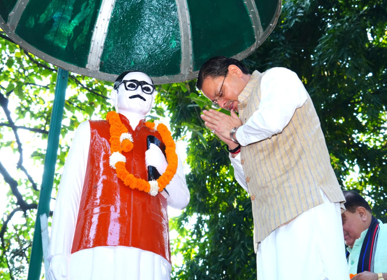 मुख्यमंत्री श्री पुष्कर सिंह धामी ने गुरुवार को पंडित दीनदयाल उपाध्याय की जयंती के अवसर पर दीनदयाल पार्क, देहरादून में स्थित उनकी प्रतिमा पर माल्यार्पण करते हुए उनका स्मरण किया।