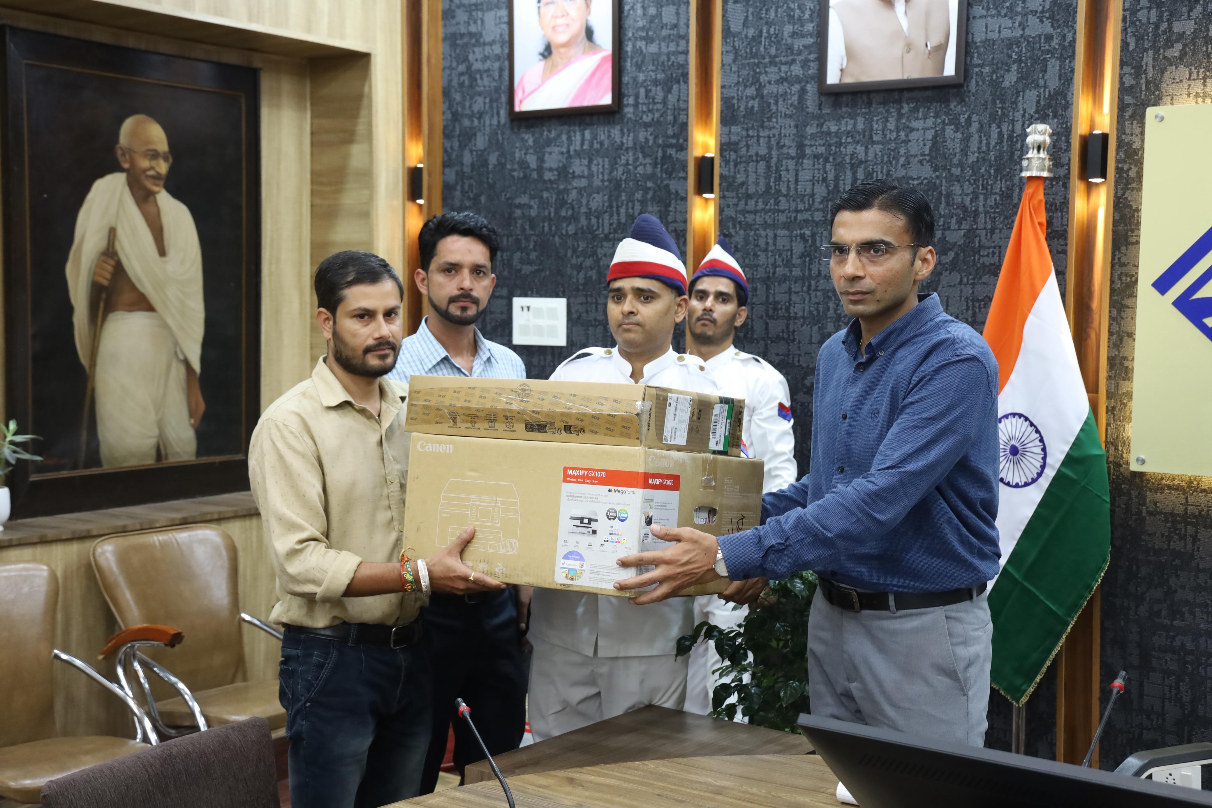 जिलाधिकारी सविन बंसल की पहल, स्वान के कॉप्स होंगे आधुनिक;  जिले में पहली बार कॉप्स को अपने बजट से वितरित किए उपकरण