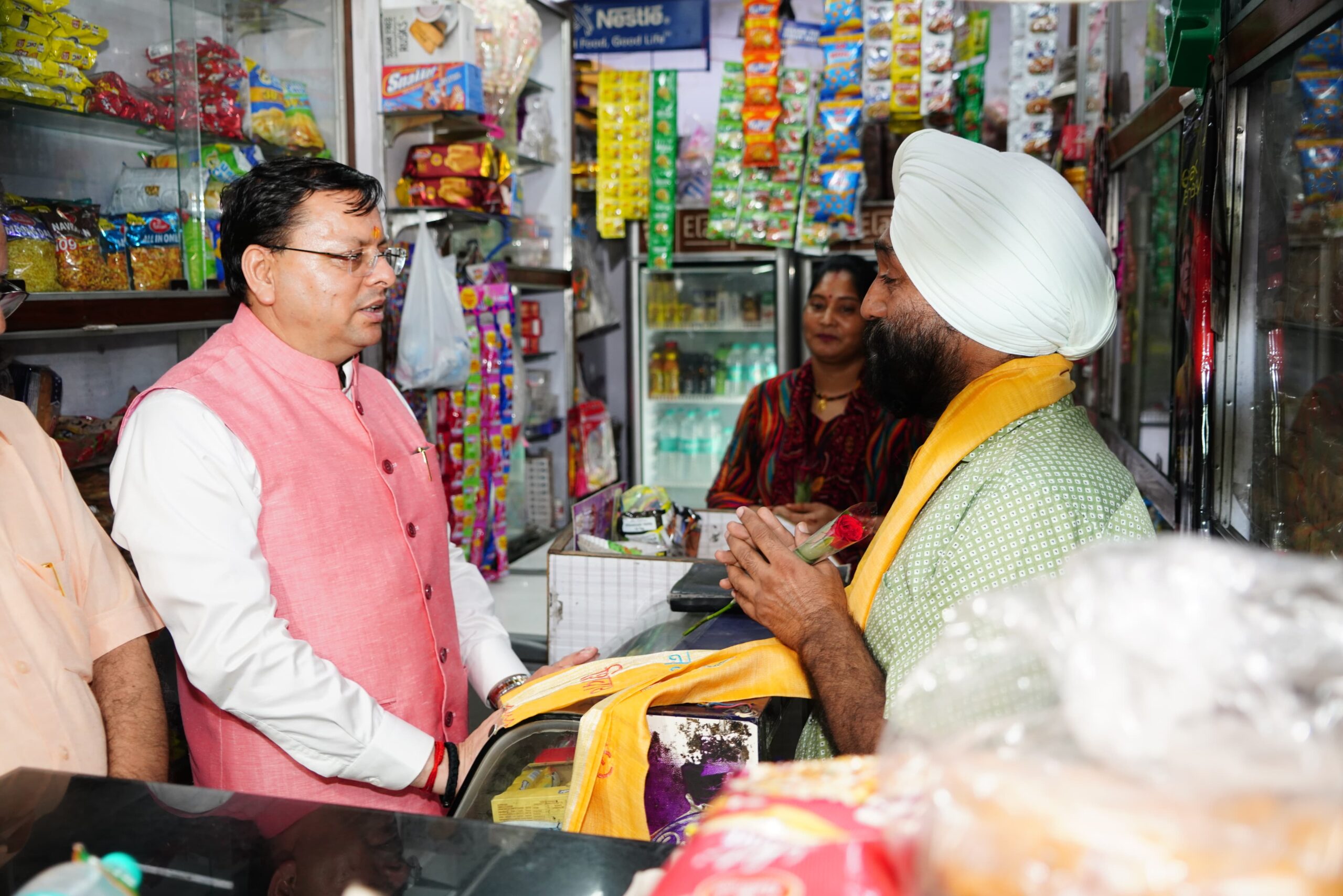 मुख्यमंत्री पुष्कर सिंह धामी, रविवार देर शाम देहरादून स्थित गढ़ी कैंट बाज़ार पहुंचे। इस दौरान उन्होंने स्थानीय व्यापारियों और आमजन से संवाद किया।