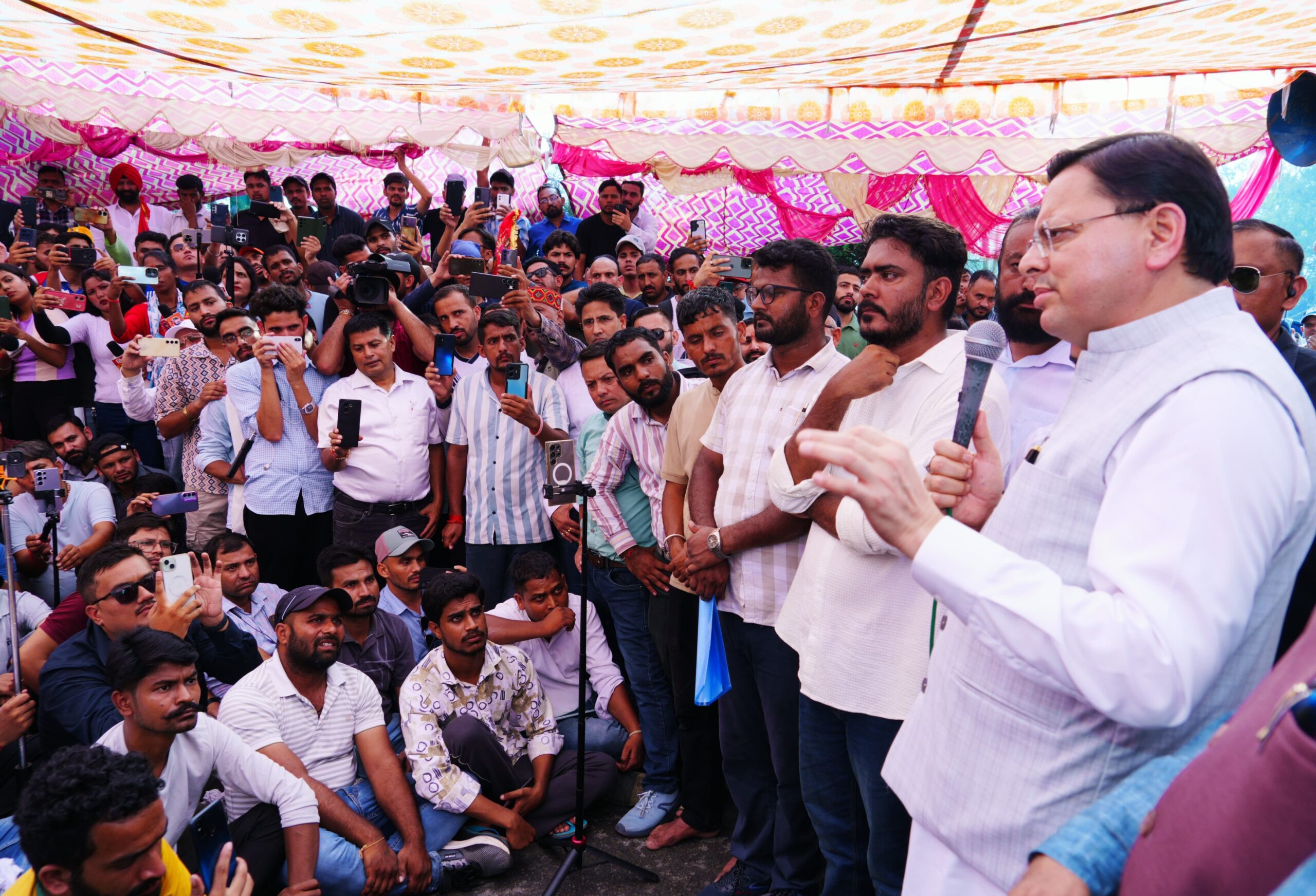 *युवाओं के बीच पहुंचे सीएम धामी, परीक्षा प्रकरण में सीबीआई जांच की संस्तुति*  *युवाओं के मन में किसी भी तरह का संदेह, शंका नहीं रखना चाहती है सरकार*