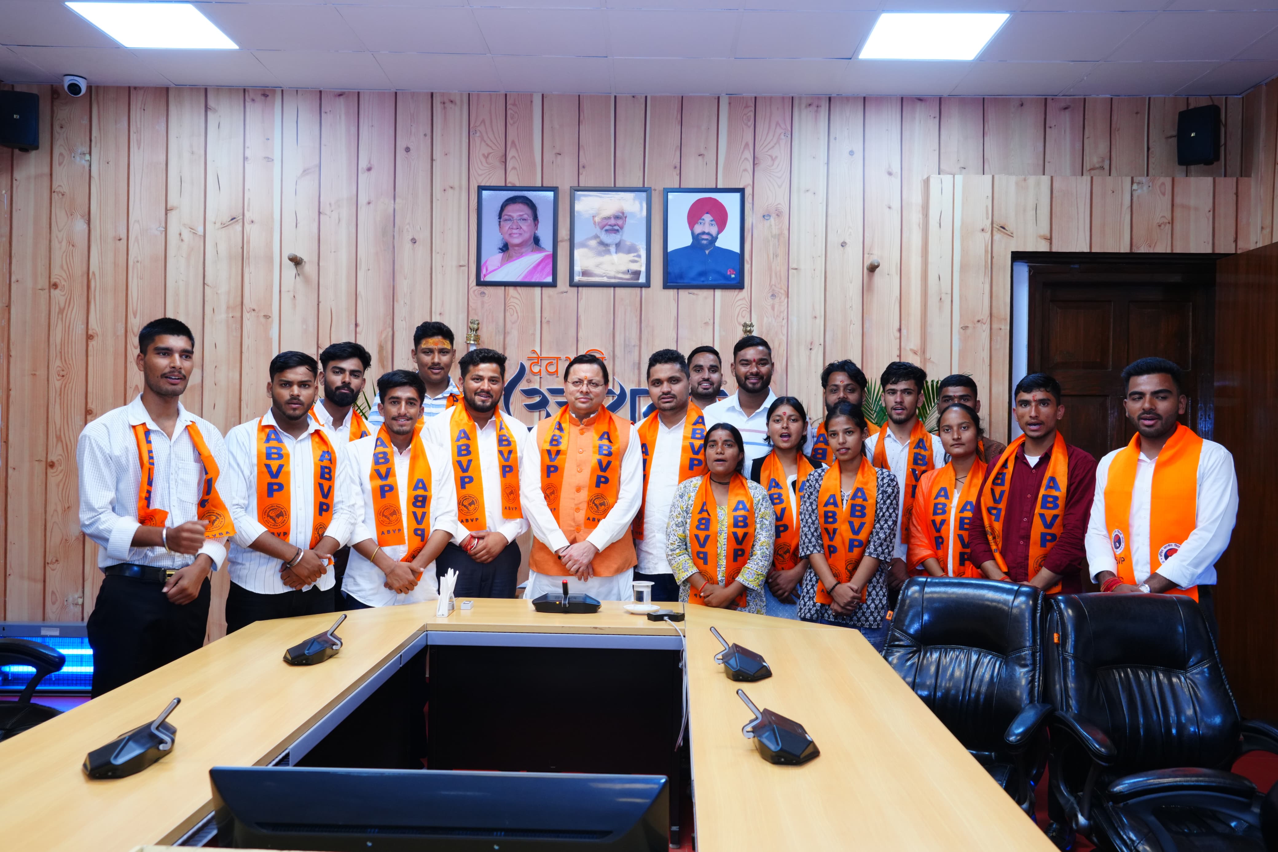मुख्यमंत्री श्री पुष्कर सिंह धामी से मंगलवार को अखिल भारतीय विद्यार्थी परिषद (ABVP) के देहरादून जनपद के विभिन्न महाविद्यालयों के विजयी प्रत्याशियों ने मुख्यमंत्री आवास में भेंट की।