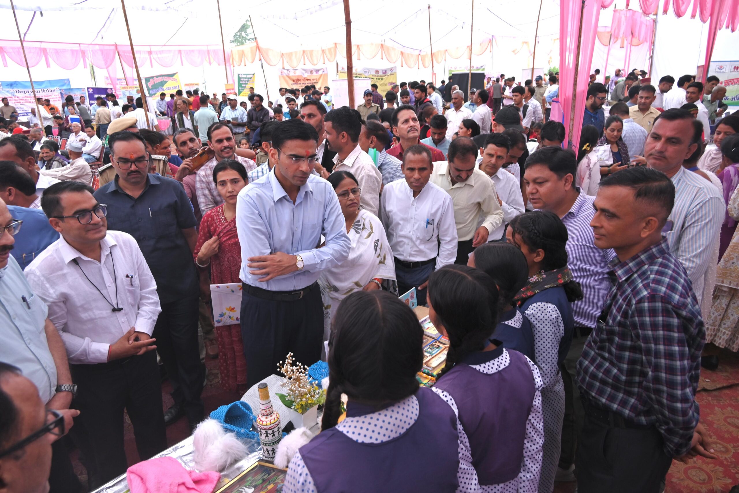 मुख्यमंत्री दुर्गम प्रथम के संकल्प को आगे बढ़ाते डीएम सविन; डीएम ने दूरस्थ क्षेत्र नागथात में बहुउद्देशीय शिविर लगाकर सुनी जन समस्याएं।