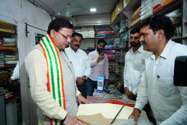 स्वदेशी अभियान को दिया बढ़ावा : मुख्यमंत्री धामी ने खादी ग्रामोद्योग भवन से की खरीदारी*