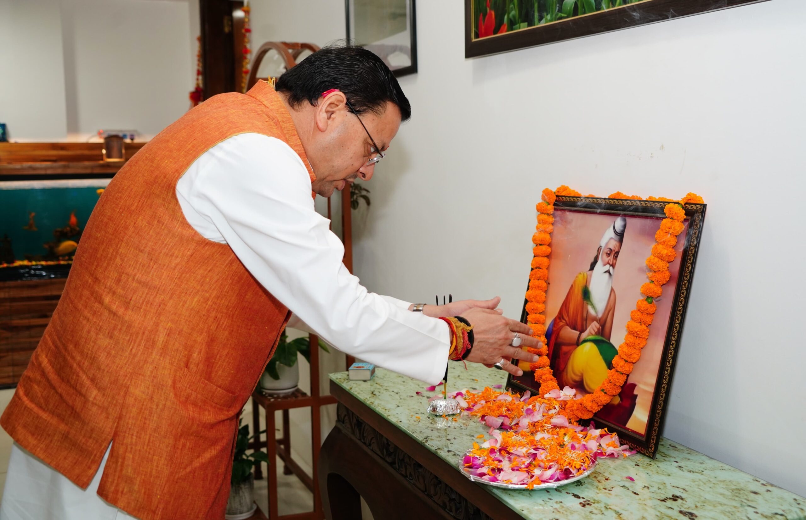 मुख्यमंत्री श्री पुष्कर सिंह धामी ने वाल्मीकि जयंती के अवसर पर महर्षि वाल्मीकि के चित्र पर श्रद्धा सुमन अर्पित कर उनका भावपूर्ण स्मरण किया।