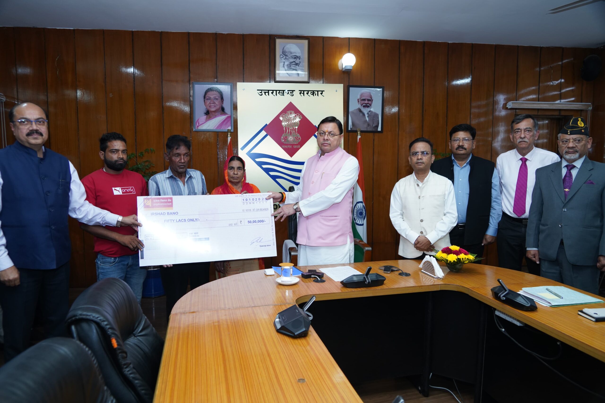 उपनल के माध्यम से सेवारत तीन कार्मिकों की दुर्घटना में मुत्यु होने के उपरान्त उनके आश्रितों को मुख्यमंत्री श्री पुष्कर सिंह धामी ने शुक्रवार को सचिवालय में 50-50 लाख की सहायता राशि के चेक प्रदान किये।