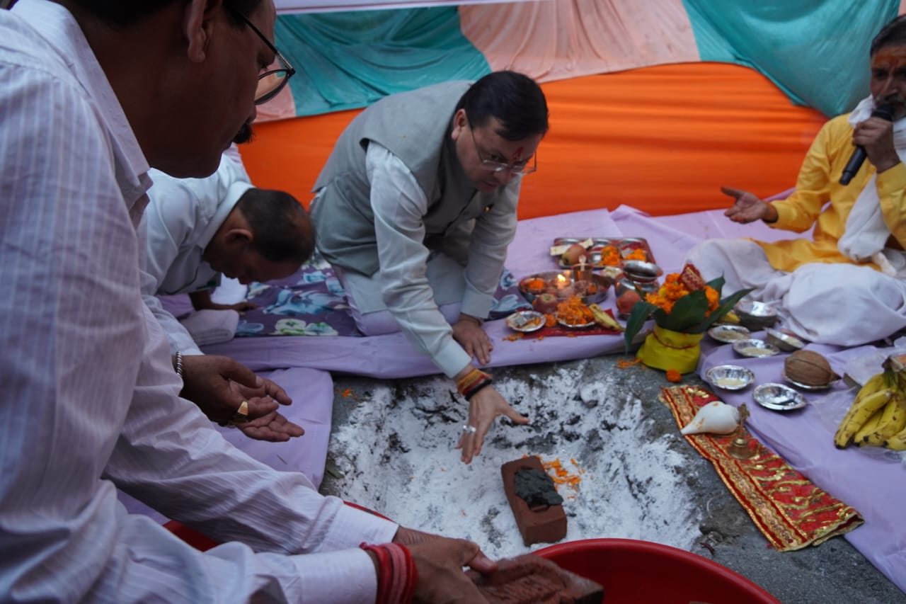 मुख्यमंत्री पुष्कर सिंह धामी ने अमोड़ी में ₹1.60 करोड़ की लागत से “वे साइड एमिनिटी” का किया शिलान्यास / भूमि पूजन*