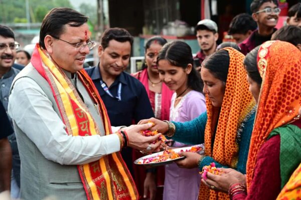 खटीमा में ‘स्वदेशी अपनाओ’ अभियान के तहत पारंपरिक दियों और स्थानीय उत्पादों की खरीदारी कर मुख्यमंत्री श्री पुष्कर सिंह धामी ने दिया वोकल फॉर लोकल का संदेश।**