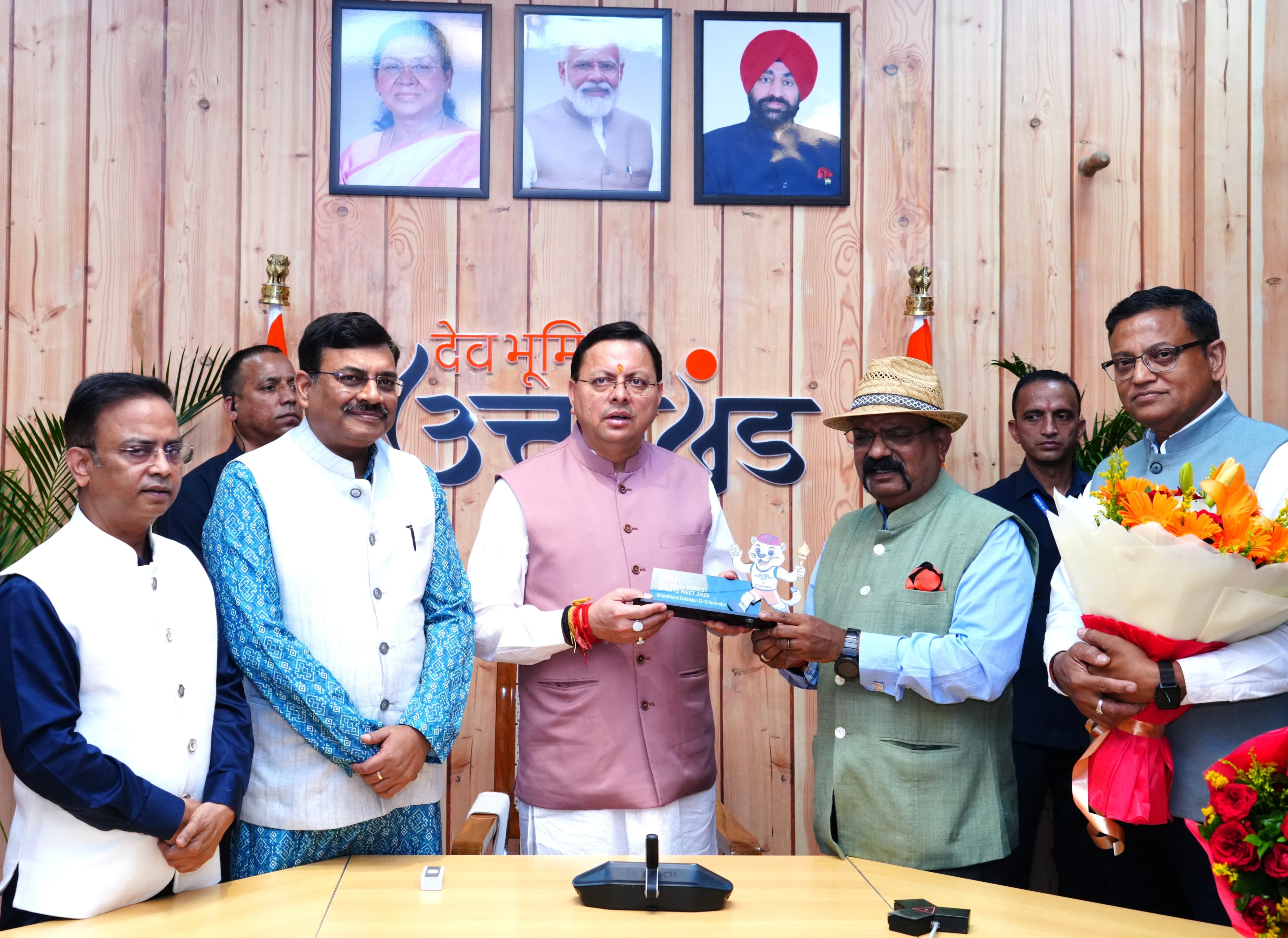 मुख्यमंत्री श्री पुष्कर सिंह धामी से रविवार को मुख्यमंत्री आवास में मंत्रीगण, विधायकगण, भारतीय प्रशासनिक सेवा , पुलिस तथा वानिकी सेवाओं के अधिकारीगणों और प्रदेशभर से आए लोगों ने भेंट कर दीपावली पर्व की हार्दिक शुभकामनाएं दीं।