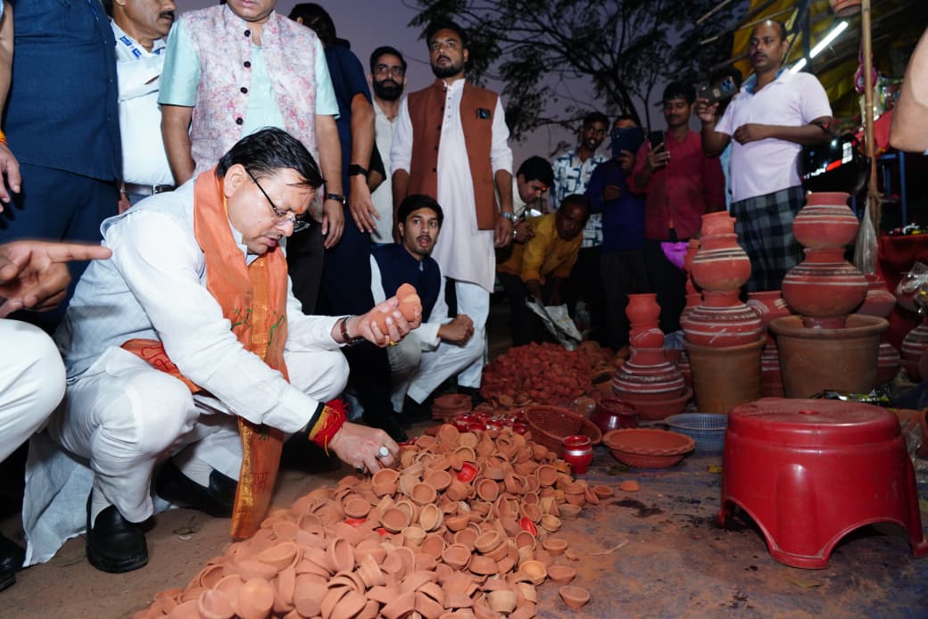 मुख्यमंत्री श्री पुष्कर सिंह धामी ने चकराता रोड स्थित स्थानीय दुकानों से की दीपावली की खरीदारी, स्वदेशी उत्पादों को बढ़ावा देने का दिया संदेश*