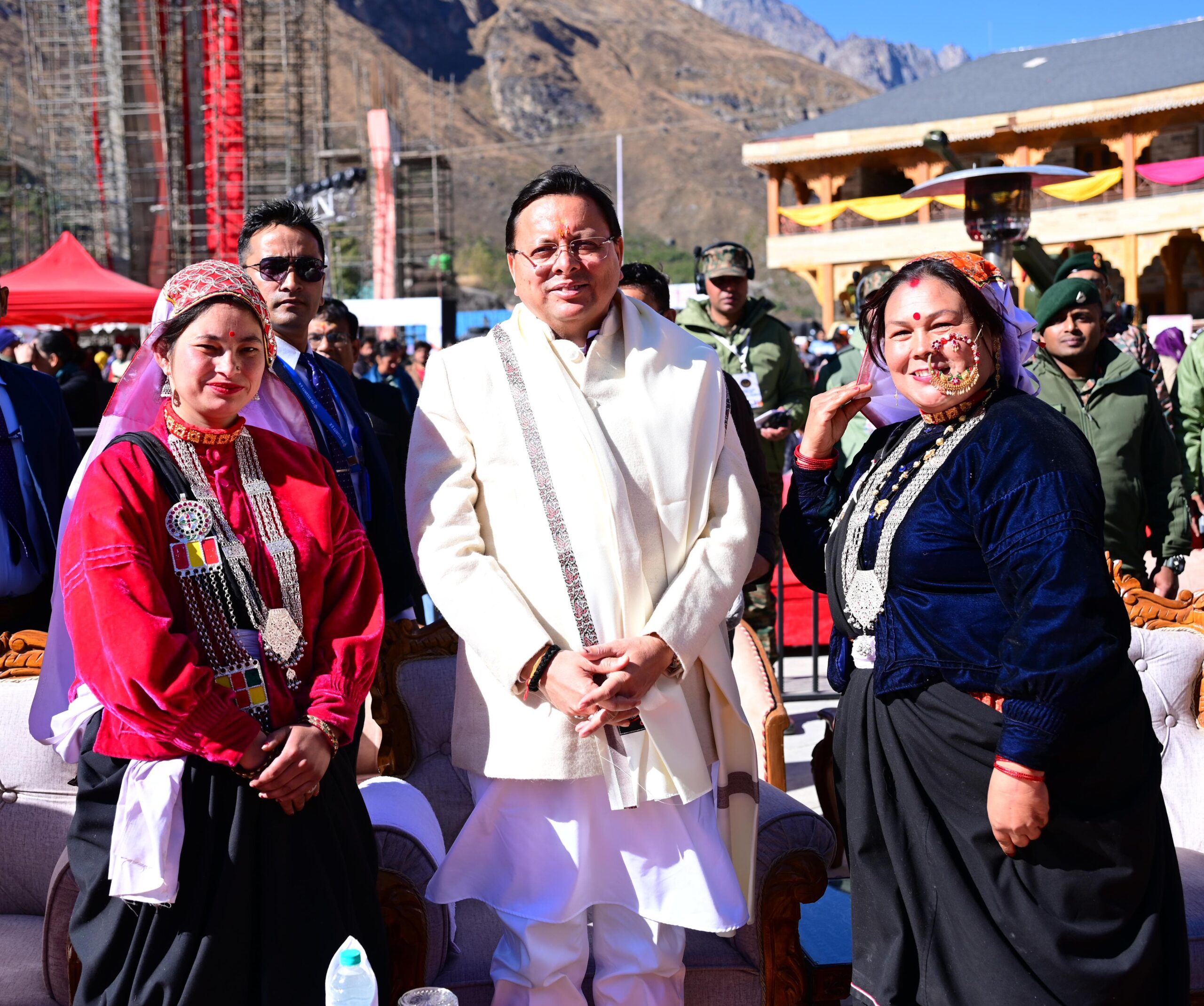 माणा गाँव में देवभूमि सांस्कृतिक महोत्सव का भव्य समापन — सीमांत क्षेत्रों में पर्यटन और आर्थिकी को नई उड़ान*  *सीएम धामी बोले — “वाइब्रेंट गांवों की आर्थिकी को मिलेगा नया संबल”*