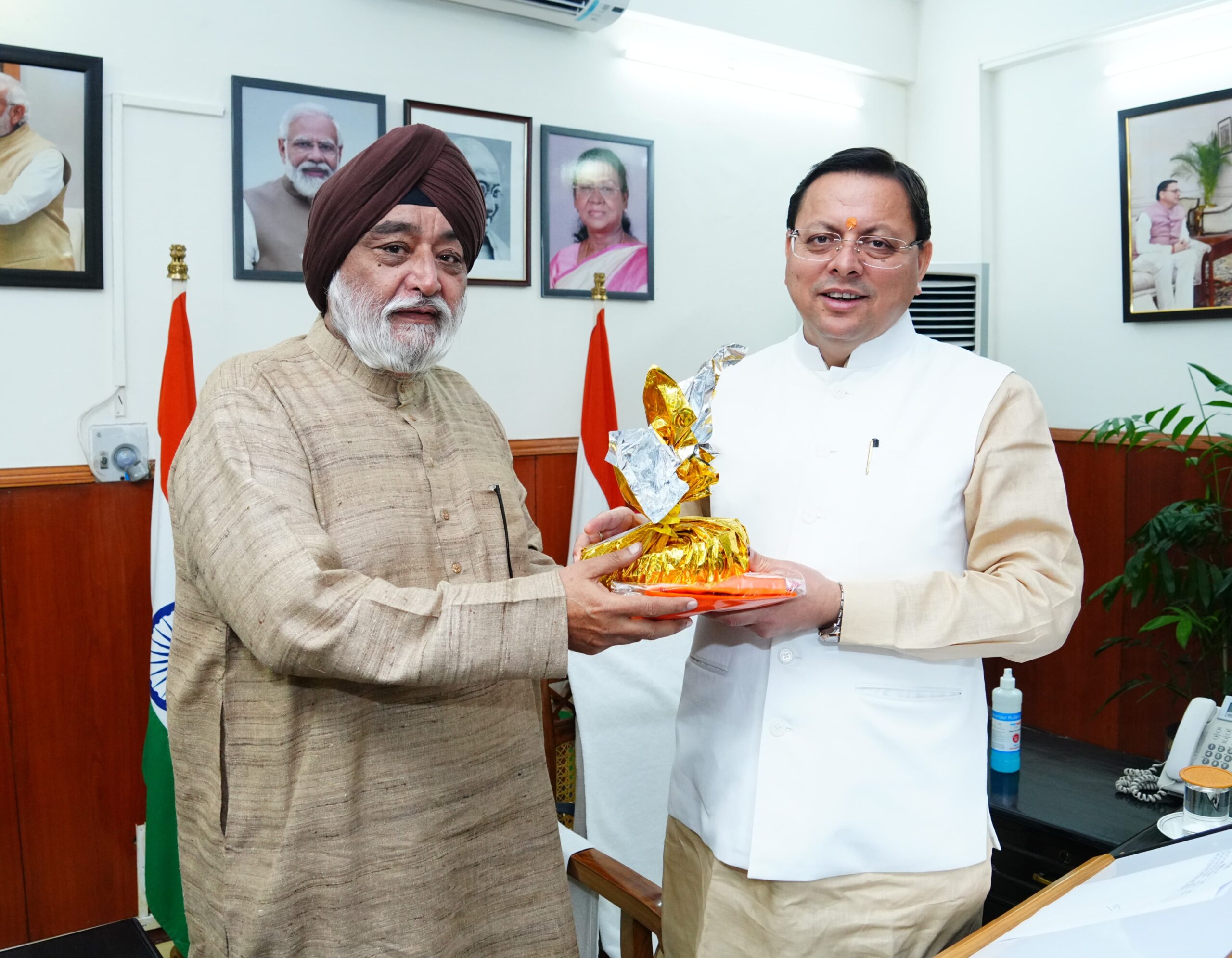 मुख्यमंत्री से हेमकुंट साहिब मैनेजमेंट ट्रस्ट के अध्यक्ष ने की भेंट*  *हेमकुंट साहिब यात्रा व्यवस्थाओं में सहयोग के लिये मुख्यमंत्री का जताया आभार*