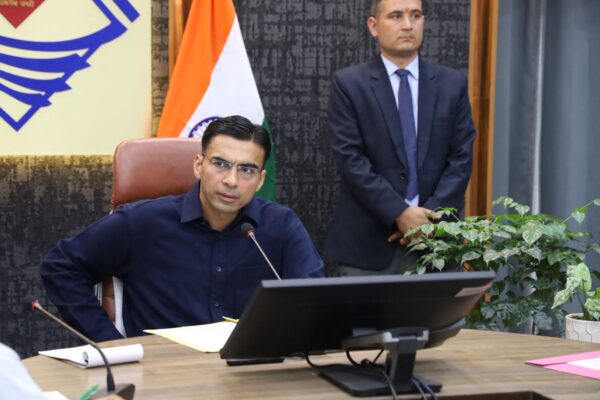 डीएम ने अचानक बुलाई जिला चिकित्सालय की प्रगति की समीक्षा बैठक; आनन-फानन में दौड़े अधिकारी