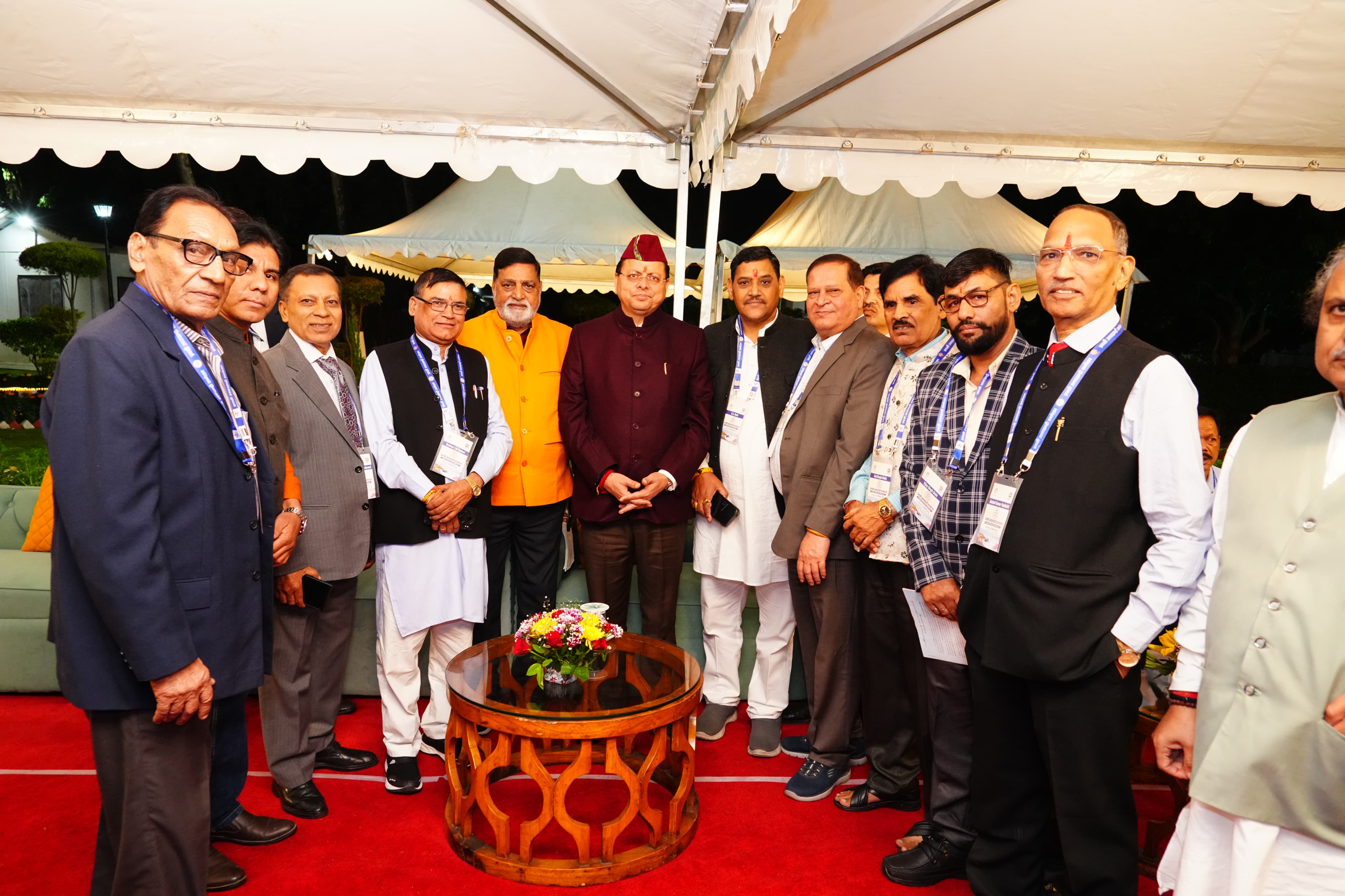 मुख्यमंत्री धामी ने किया मुख्यमंत्री आवास में प्रवासी उत्तराखंडी अतिथियों का आत्मीय स्वागत*  *रात्रि भोज में जुड़ा भावनाओं और विकास का सेतु*