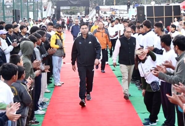 उत्तराखंड राज्य स्थापना दिवस रजत जयंती समारोह के अवसर पर जिला प्रशासन देहरादून के तत्वाधान में आज दून मैराथन को जिलाधिकारी सविन बंसल ने झंडी दिखाकर रवाना किया।