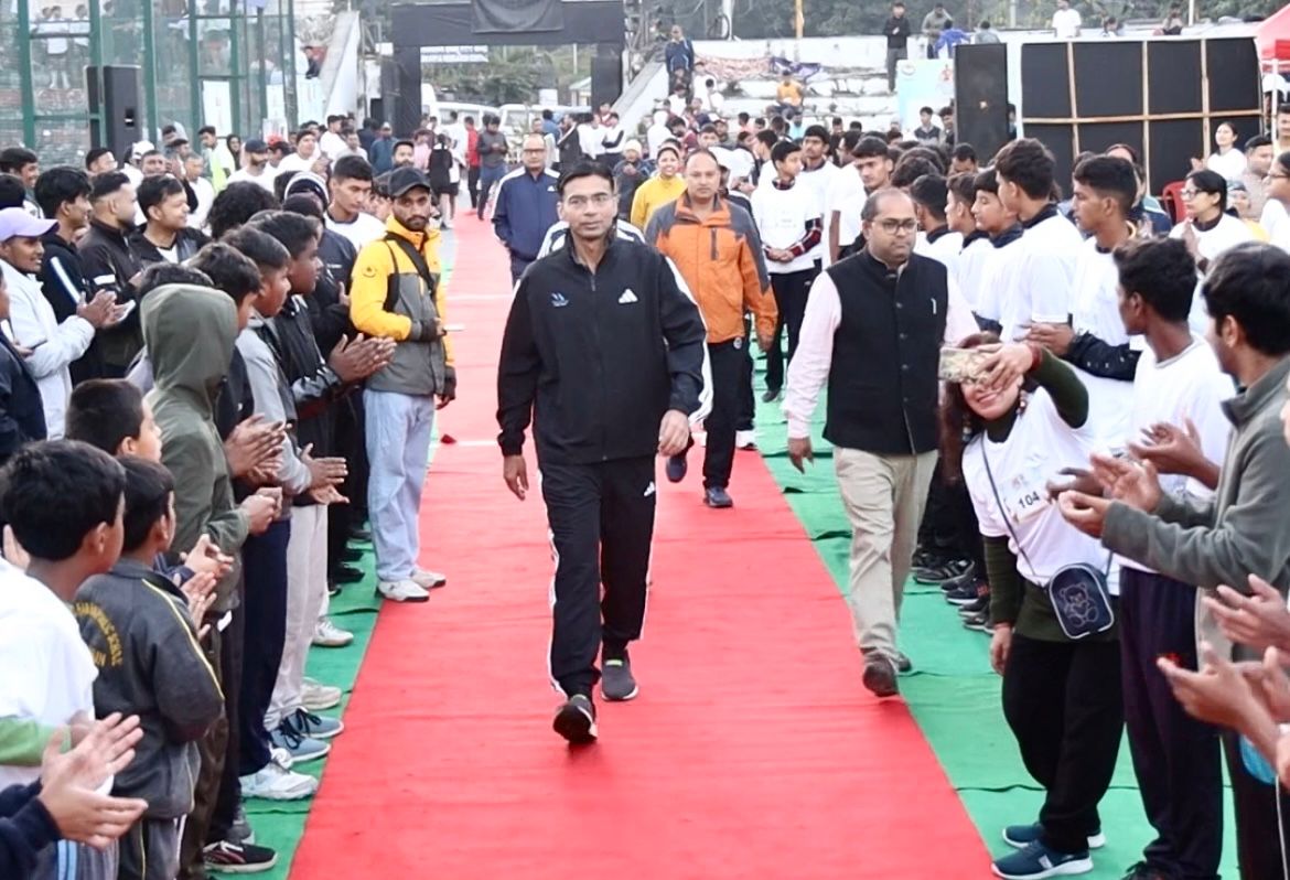 उत्तराखंड राज्य स्थापना दिवस रजत जयंती समारोह के अवसर पर जिला प्रशासन देहरादून के तत्वाधान में आज दून मैराथन को जिलाधिकारी सविन बंसल ने झंडी दिखाकर रवाना किया।
