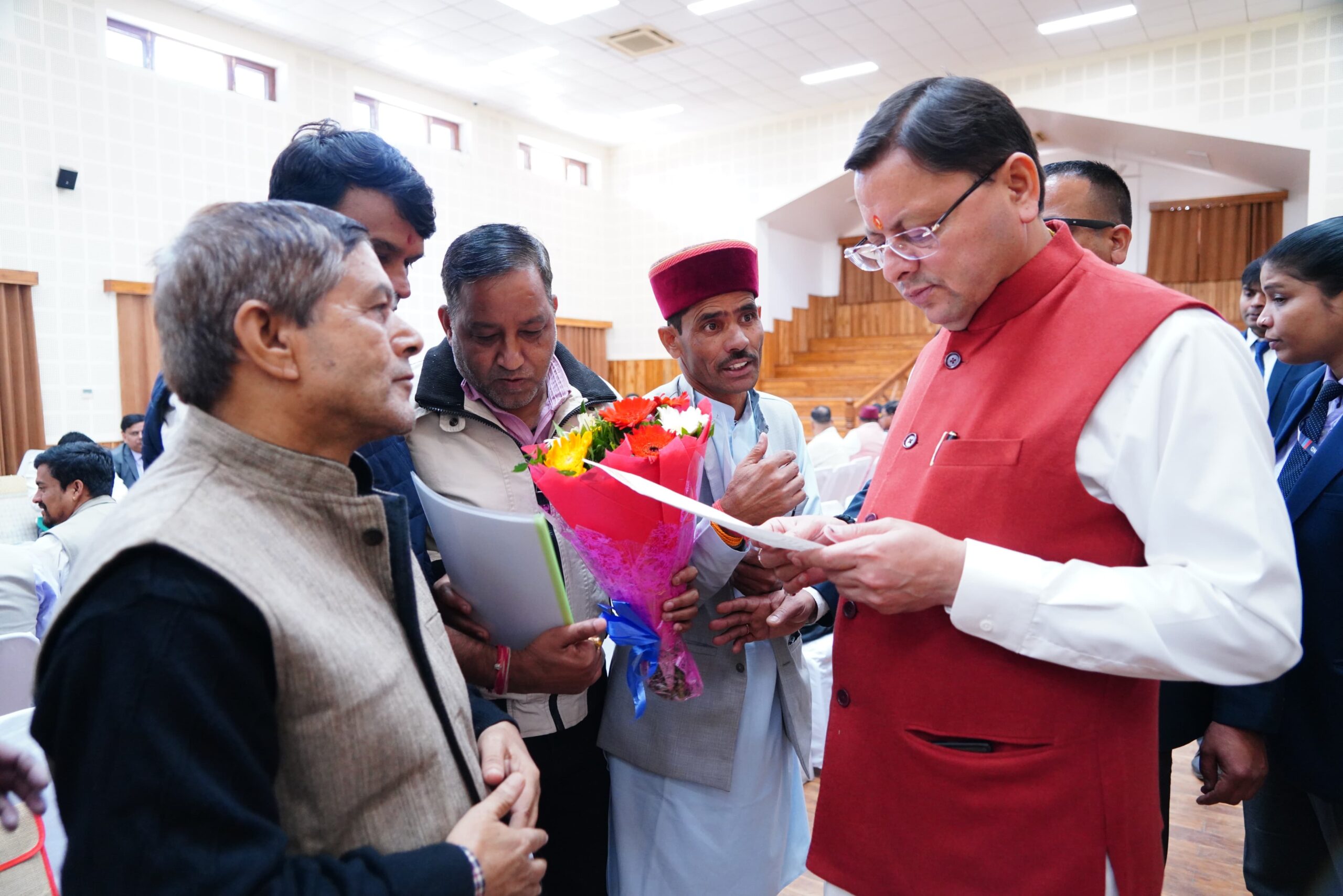 *मुख्यमंत्री धामी ने जनता मिलन कार्यक्रम में सुनी जन समस्याएं*  *अधिकारियों को फीडबैक व्यवस्था सुदृढ़ करने के दिए निर्देश*