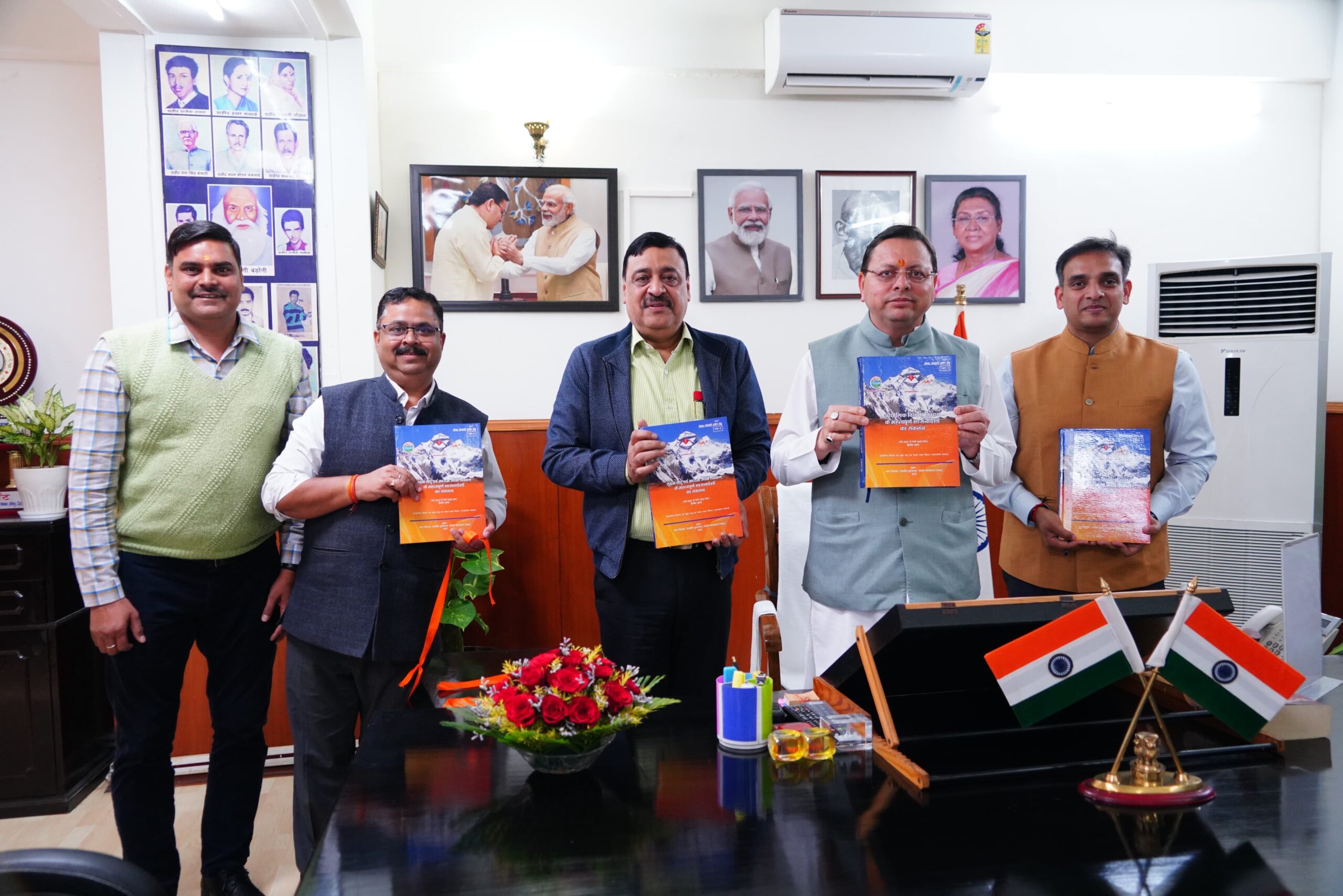 मुख्यमंत्री ने किया औद्योगिक विकास तथा सूक्ष्म, लघु एवं मध्यम उद्यम विभाग के शासनादेशों के संकलन का* *विमोचन*