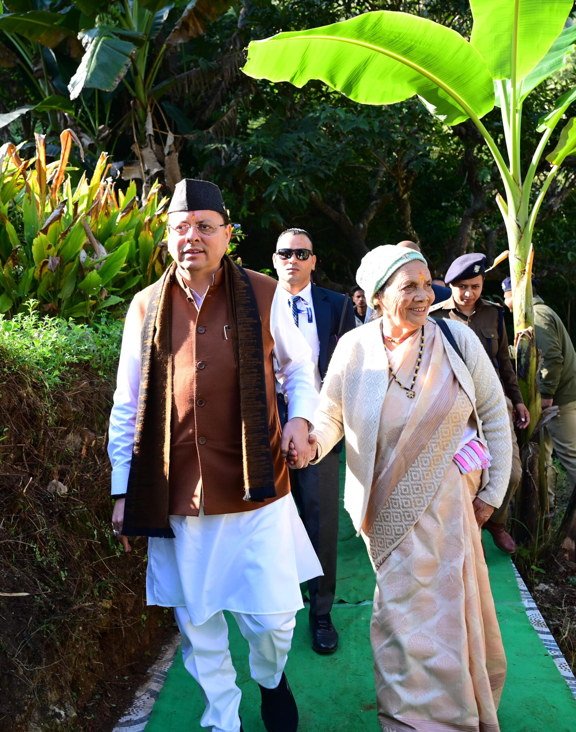 मां के साथ पैतृक गांव पहुंच भावुक हुए सीएम धामी  मुख्यमंत्री पुष्कर सिंह धामी शुक्रवार को पिथौरागढ़ जनपद स्थित पैतृक गांव टुंडी–बारमौं पहुंचे