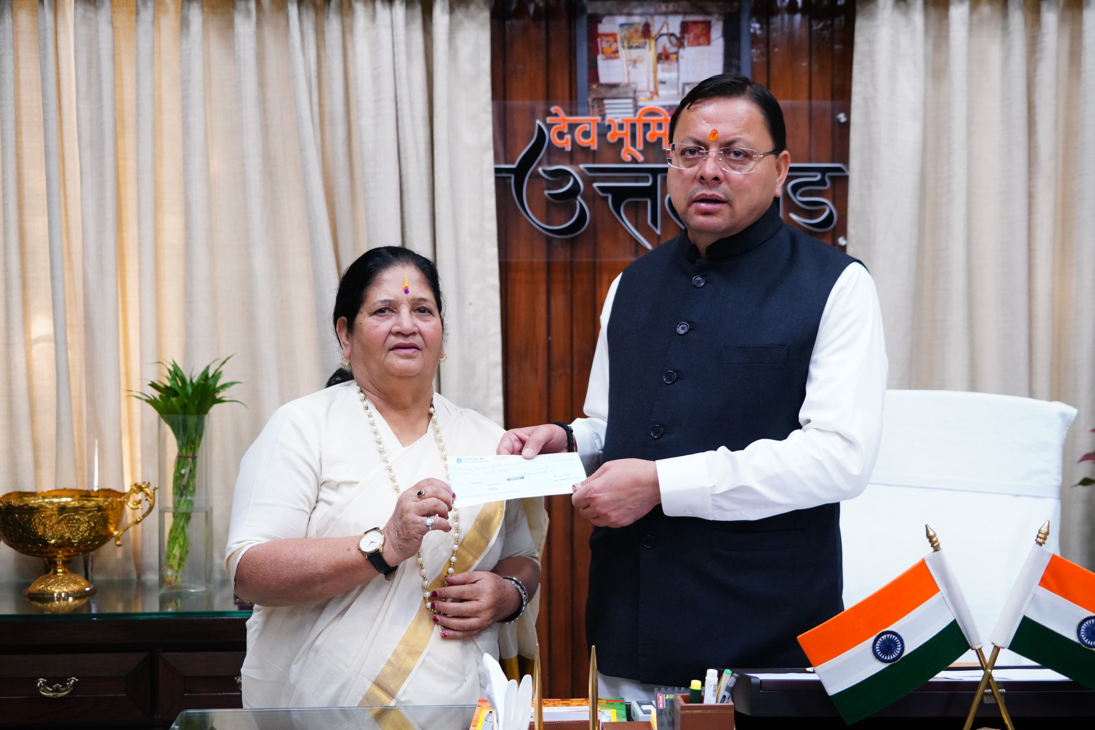 मुख्यमंत्री राहत कोष के लिए पर्वतारोही बछेंद्री पाल ने प्रदान किया 10 लाख का चेक*