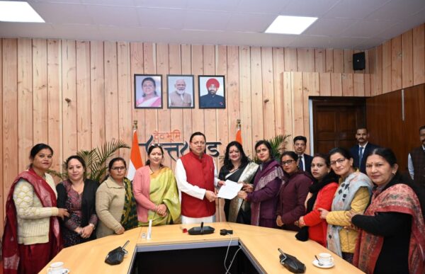 मुख्यमंत्री श्री पुष्कर सिंह धामी से रविवार को मुख्यमंत्री आवास में आंगनबाड़ी कार्यकत्री/सेविका/ मिनी कर्मचारी संगठन के सदस्यों ने भेंट की।