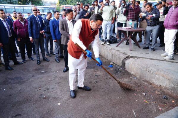 मुख्यमंत्री धामी का आईएसबीटी देहरादून में औचक निरीक्षण, गंदगी देखकर खुद उठाई झाड़ू*