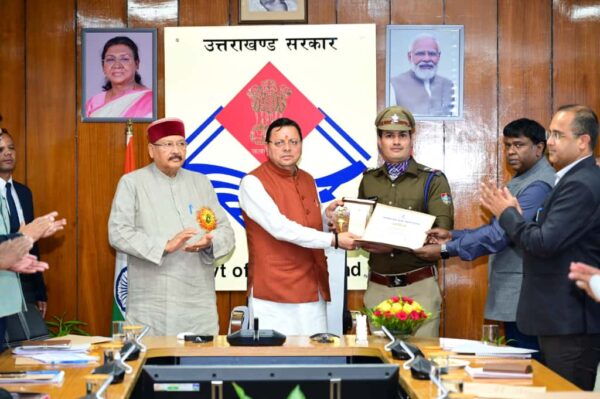 पर्वतीय मार्गों पर क्रैश बैरियर की स्थापना और अनुरक्षण पर विशेष ध्यान दिया जाए। गाड़ियों के रूकने की व्यवस्था ऐसे स्थानों पर की जाए, जहां आस-पास में लोगों को सभी मूलभूत सुविधाएं उपलब्ध हों : मुख्यमंत्री