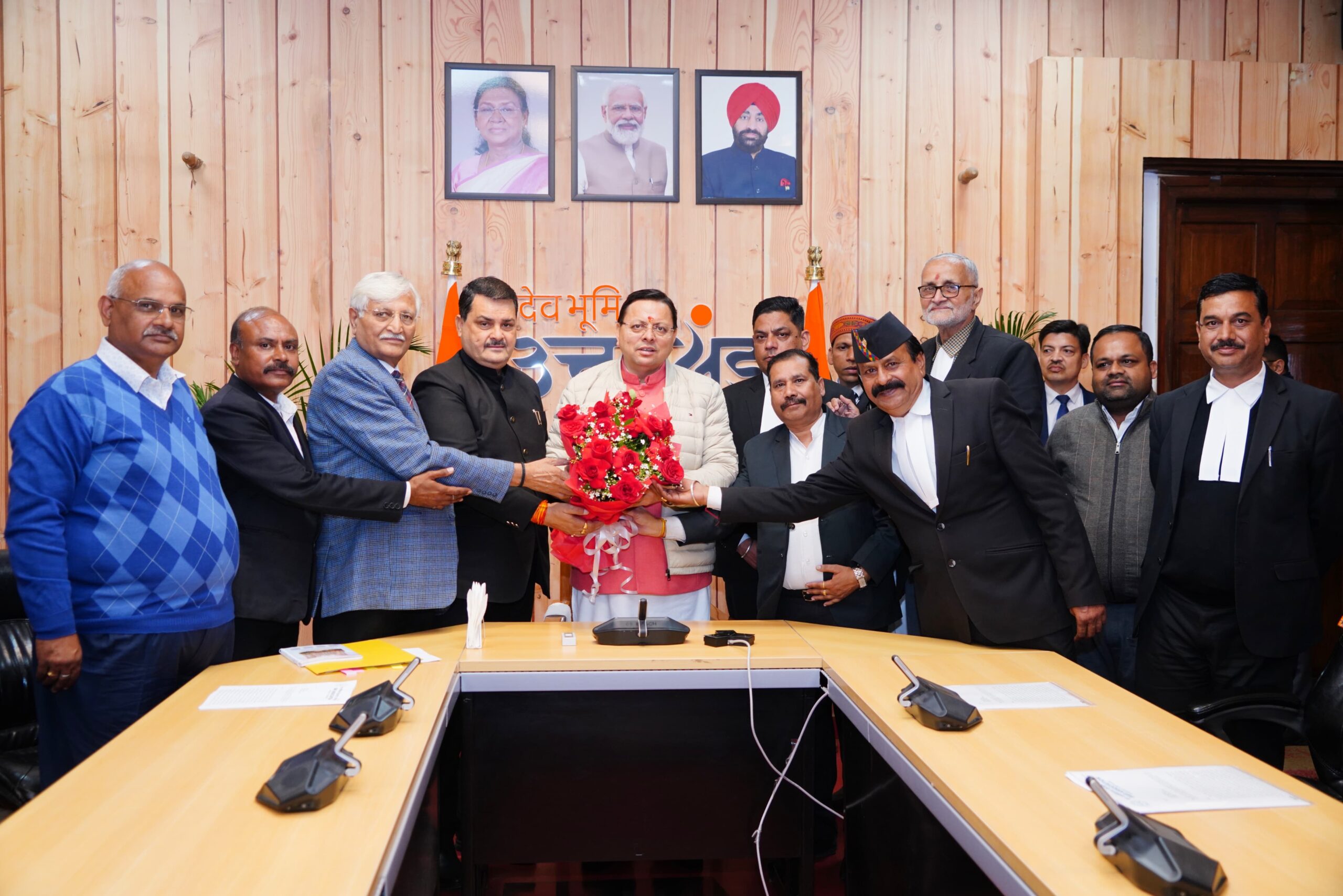 मुख्यमंत्री से अध्यक्ष संघर्ष समिति बार एसोसिएशन देहरादून के पदाधिकारियों ने भेंट कर सौंपा* *विभिन्न समस्याओं से संबंधित ज्ञापन*