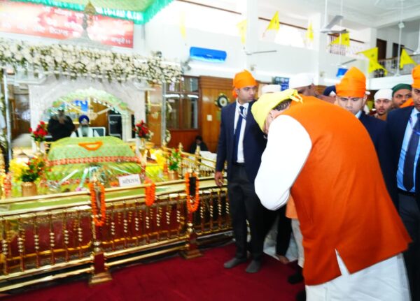 मुख्यमंत्री धामी ने रेसकोर्स गुरुद्वारा में सुने शबद कीर्तन*  *श्री गुरु तेगबादुर साहिब जी के 350वें बलिदान दिवस पर रेसकोर्स स्थित गुरुद्वारा पहुंचे मुख्यमंत्री धामी*