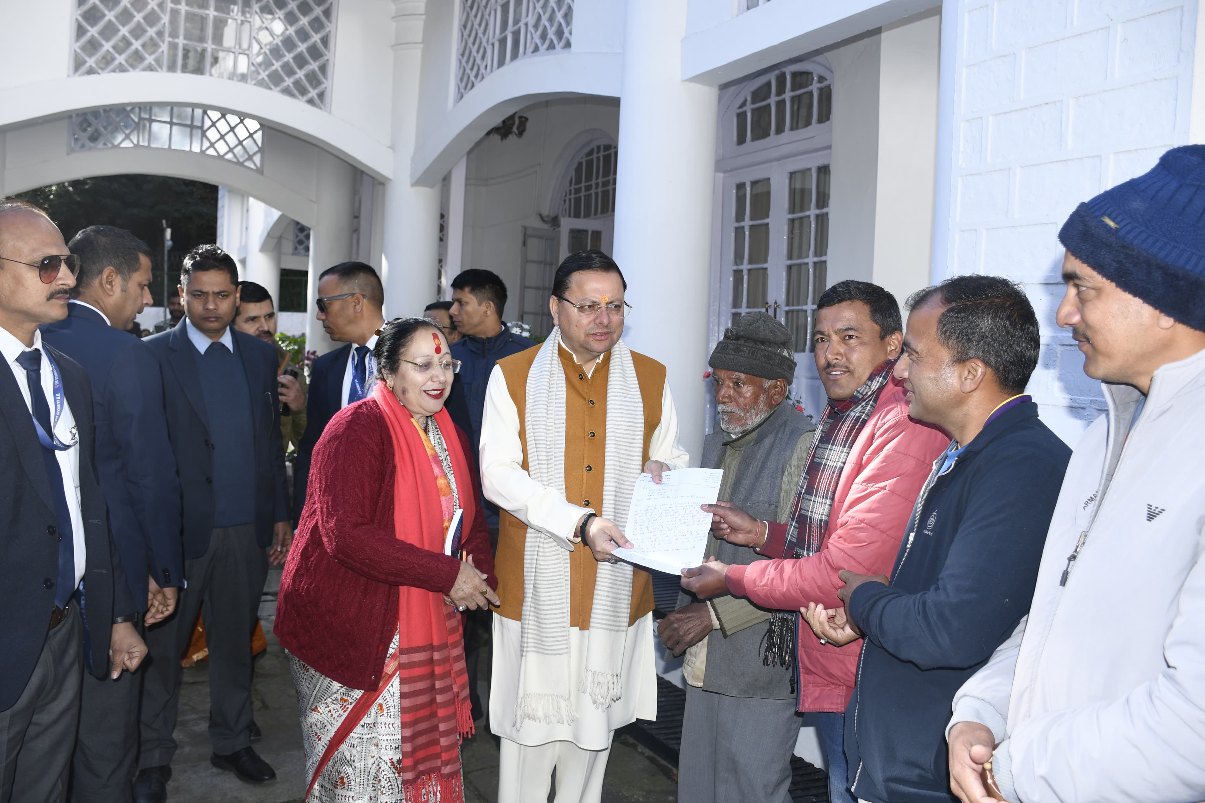 मुख्यमंत्री श्री पुष्कर सिंह धामी ने गुरुवार को अपने नैनीताल प्रवास के दौरान प्रशासनिक अकादमी नैनीताल में जिले के विभिन्न क्षेत्रों से आई जनता से मुलाकात की व उनकी समस्याएं सुनी।