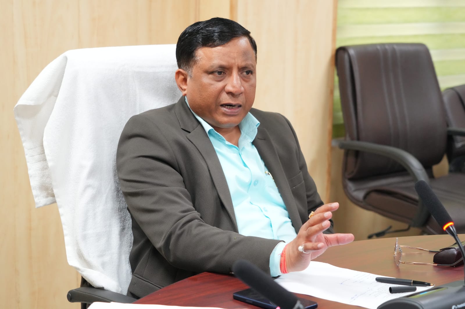 महानिदेशक सूचना श्री बंशीधर तिवारी ने जिला सूचना अधिकारियों को सरकार की जन-कल्याणकारी कार्यक्रमों एवं योजनाओं की जानकारी जन-जन तक पहॅुंचाने के लिए प्रभावी संचार रणनीति बनाकर पेशेवर दक्षता के साथ काम करने के निर्देश दिए हैं