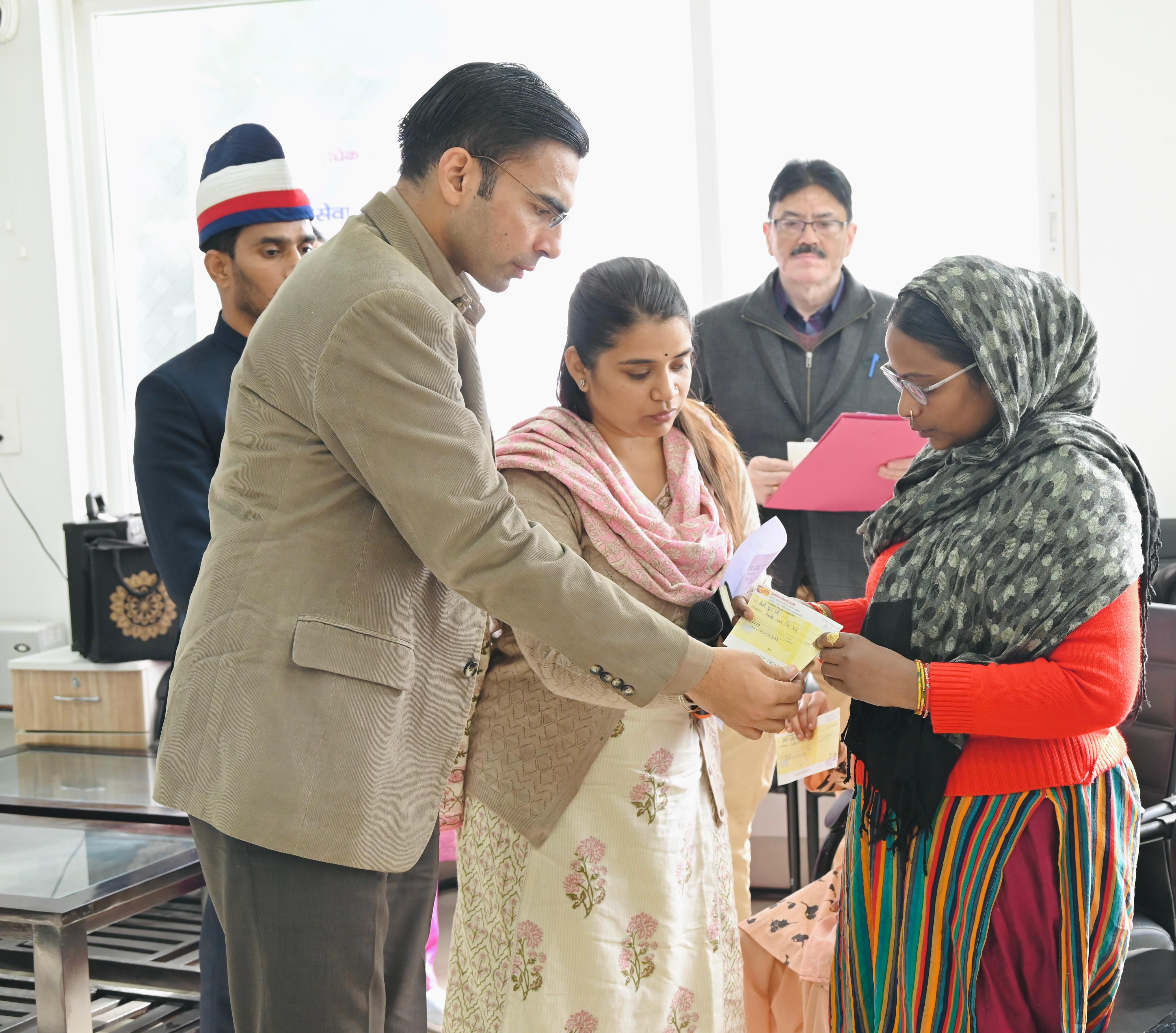 असहाय जरूरतमदों के लिए वरदान बन गई जिला प्रशासन की रायफल; अब तक 15 लाख के चैक वितरित; 43 लाभार्थी लाभान्वित