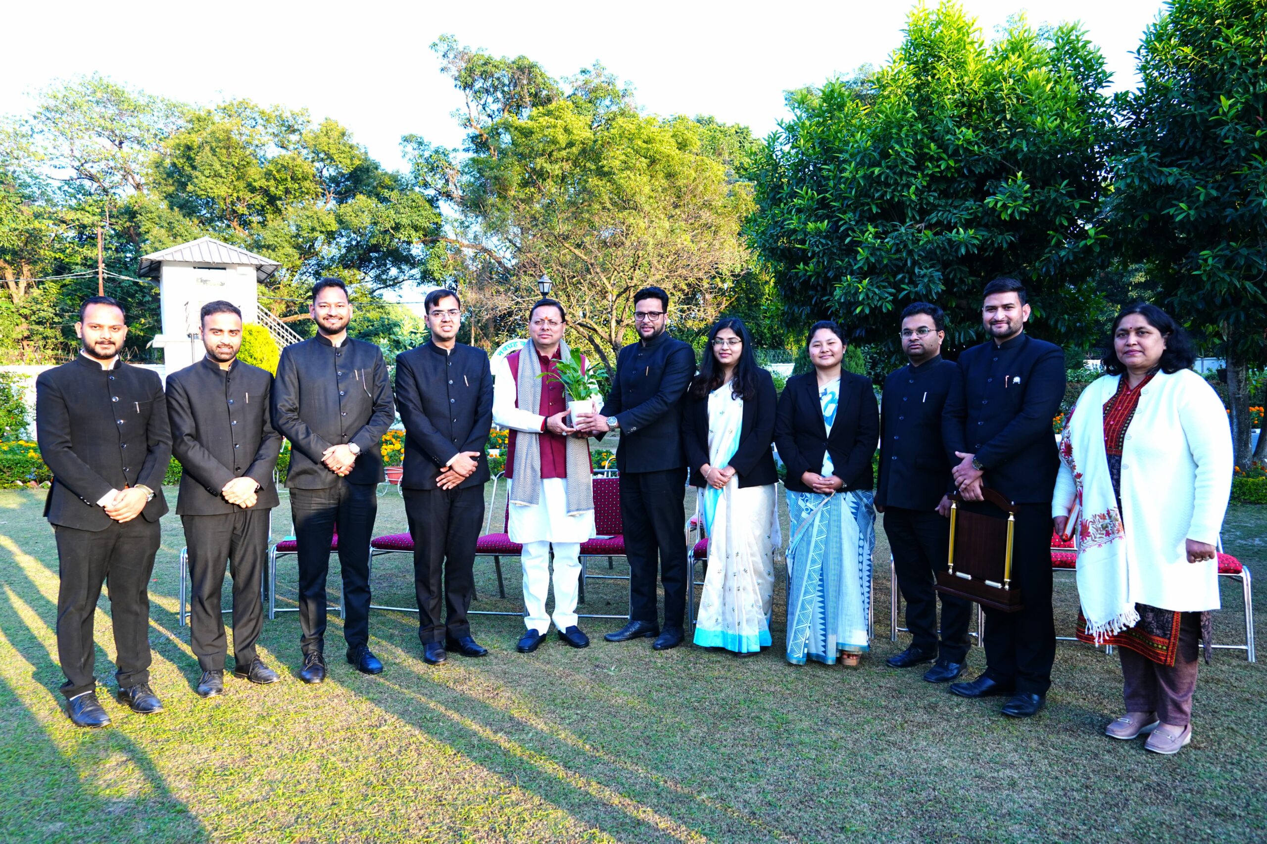 मुख्यमंत्री आवास में परिवीक्षाधीन पीसीएस अधिकारियों ने मुख्यमंत्री पुष्कर सिंह धामी से की भेंट*  *सीएम धामी बोले— प्रशासनिक सेवा नौकरी नहीं, जनता की सेवा का ईश्वरीय कार्य*