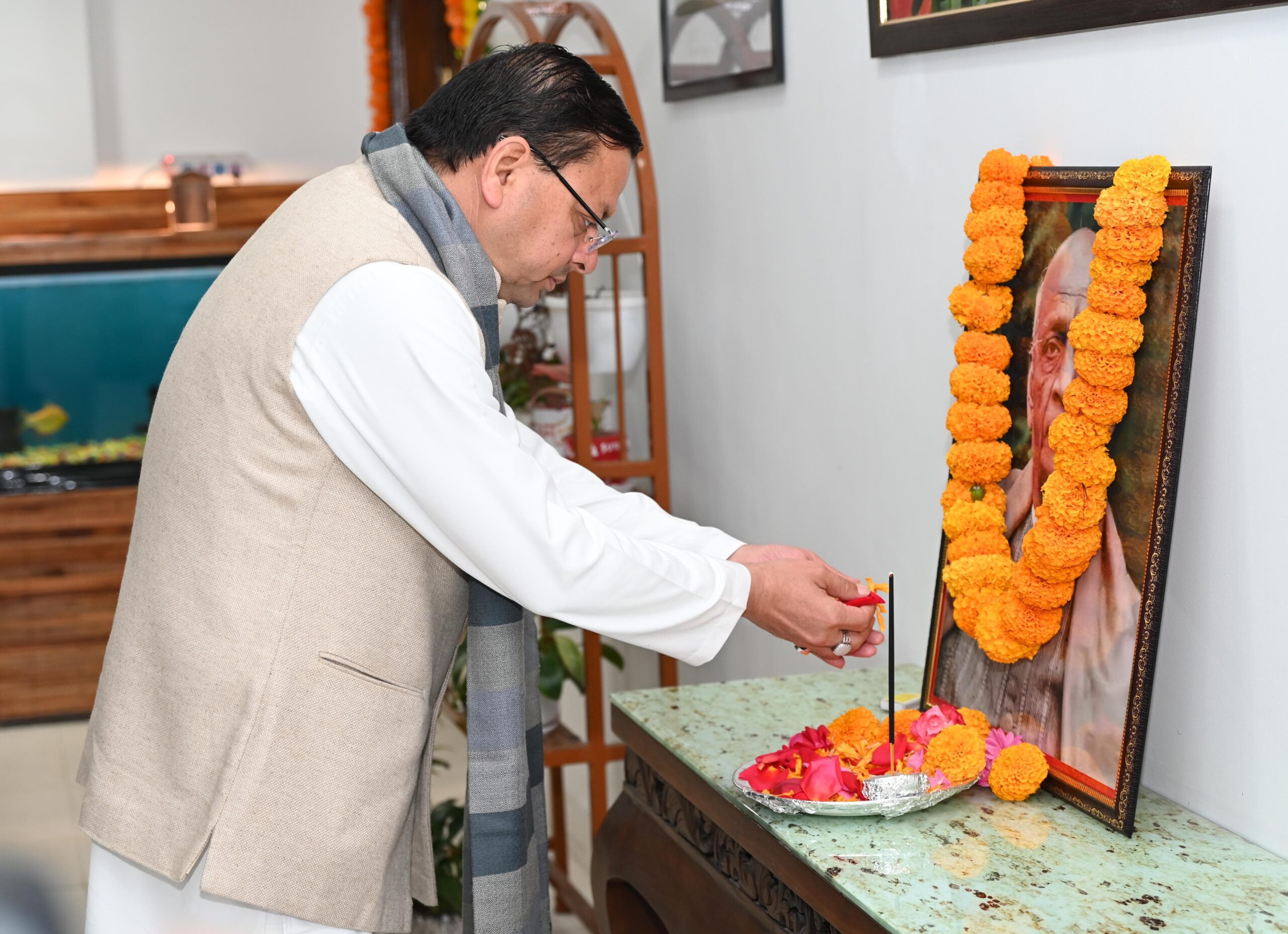 मुख्यमंत्री श्री पुष्कर सिंह धामी ने अखंड भारत के शिल्पकार, महान स्वतंत्रता सेनानी एवं ‘भारत रत्न’ लौहपुरुष सरदार वल्लभभाई पटेल जी की पुण्यतिथि पर मुख्यमंत्री आवास में उनके चित्र पर पुष्पांजलि अर्पित कर उन्हें भावपूर्ण श्रद्धांजलि दी।