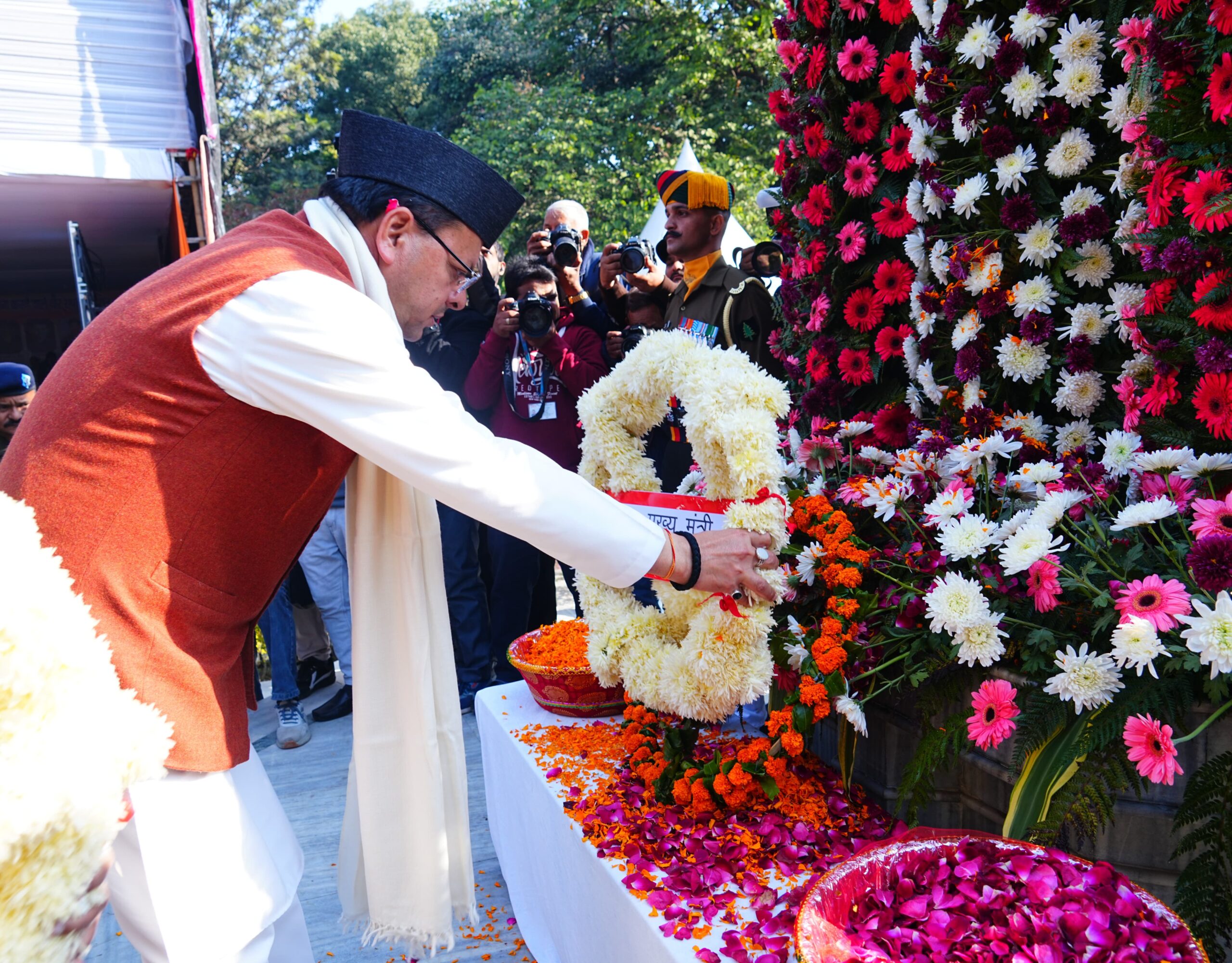 मुख्यमंत्री ने विजय दिवस पर शहीद स्मारक में पुष्पचक्र अर्पित कर वीर बलिदानियों को दी श्रद्धांजलि*