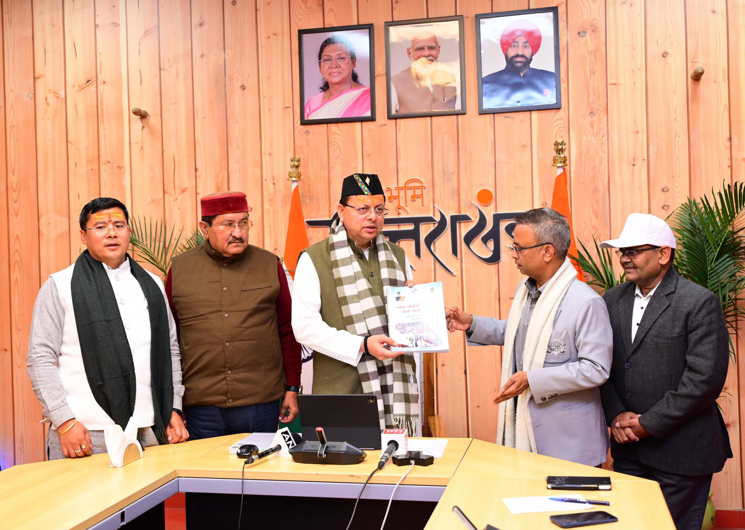 मुख्यमंत्री श्री पुष्कर सिंह धामी ने “जन-जन की सरकार, जन-जन के द्वार” कार्यक्रम की तैयारियों की समीक्षा की*