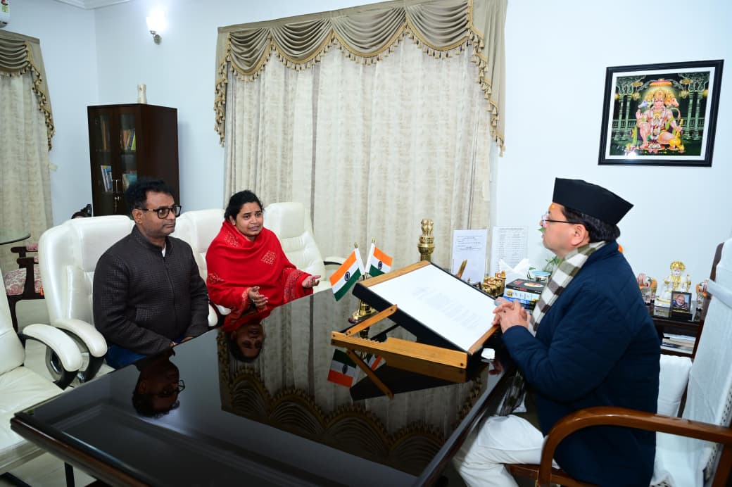 दिवंगत वरिष्ठ पत्रकार श्री पंकज मिश्रा की पत्नी श्रीमती लक्ष्मी मिश्रा तथा उनके भाई श्री अरविंद मिश्रा ने मुख्यमंत्री श्री पुष्कर सिंह धामी से भेंट की। इस दौरान उन्होंने दिवंगत पत्रकार से जुड़े घटनाक्रम की जानकारी मुख्यमंत्री को दी।