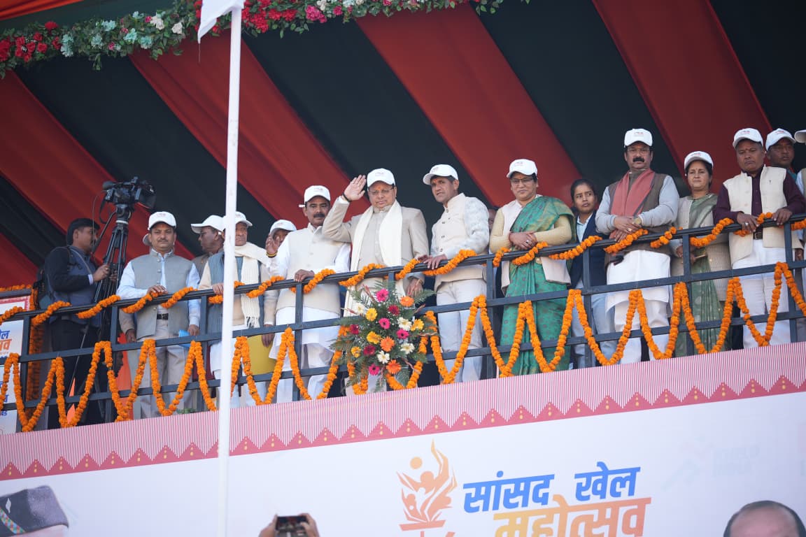 मुख्यमंत्री ने अल्मोड़ा में किया सांसद खेल महोत्सव का किया शुभारंभ*  *अल्मोड़ा में बहुउद्देशीय आर्टिफिशियल टर्फ मैदान, 200 सोलर लाइटें और छात्रावास निर्माण की घोषणा*