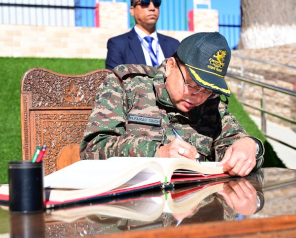 मुख्यमंत्री ने कुमाऊं रेजीमेंट केंद्र रानीखेत पहुंचकर अमर बलिदानियों को अर्पित की श्रद्धांजलि*  *मुख्यमंत्री ने सैनिकों एवं अग्निवीरों के साथ संवाद कर किया उत्साहवर्धन*