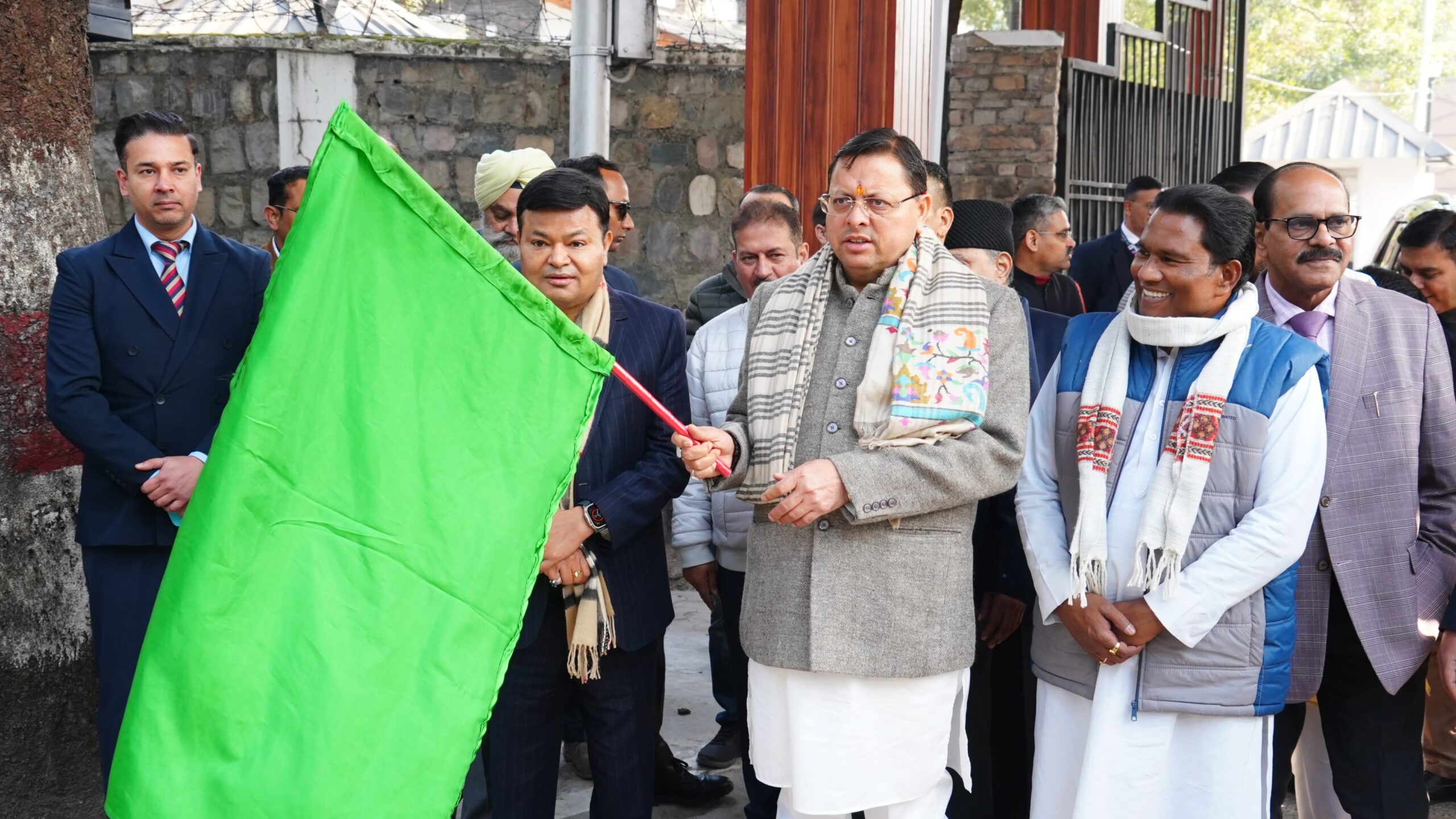मुख्यमंत्री श्री पुष्कर सिंह धामी ने गुरूवार को मुख्यमंत्री कैम्प कार्यालय से “ग्रामीण गढ़वाल समग्र स्वास्थ्य सेवा परियोजना” के अंतर्गत मोबाइल मेडिकल यूनिट वाहनों का फ्लैग‑ऑफ किया।