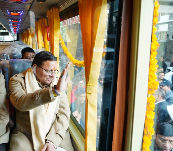 उत्तराखंड परिवहन निगम के बेड़े में 100 नई बसें शामिल*  *मुख्यमंत्री कैम्प कार्यालय से मुख्यमंत्री ने किया फ्लैग ऑफ*