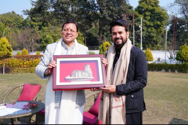 मुख्यमंत्री पुष्कर सिंह धामी से सोमवार को मुख्यमंत्री आवास में सांसद एवं पूर्व केंद्रीय मंत्री श्री अनुराग सिंह ठाकुर ने शिष्टाचार भेंट की।