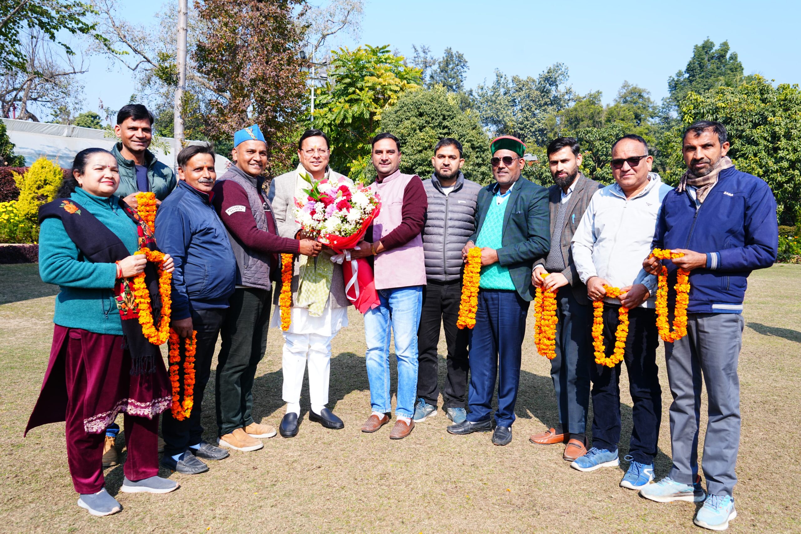 उपनल कर्मचारी संघ के पदाधिकारियों ने मुख्यमंत्री आवास में मुख्यमंत्री श्री पुष्कर सिंह धामी से भेंट कर ‘समान कार्य–समान वेतन’ संबंधी कैबिनेट के ऐतिहासिक निर्णय के लिए आभार व्यक्त किया।