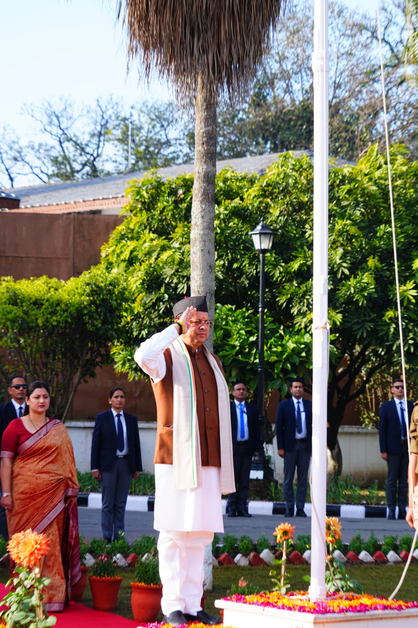 मुख्यमंत्री श्री पुष्कर सिंह धामी ने 77वें गणतंत्र दिवस के अवसर पर मुख्यमंत्री आवास में राष्ट्रीय ध्वज फहराया। इस अवसर पर उन्होंने सभी को संविधान की उद्देशिका की शपथ भी दिलाई।