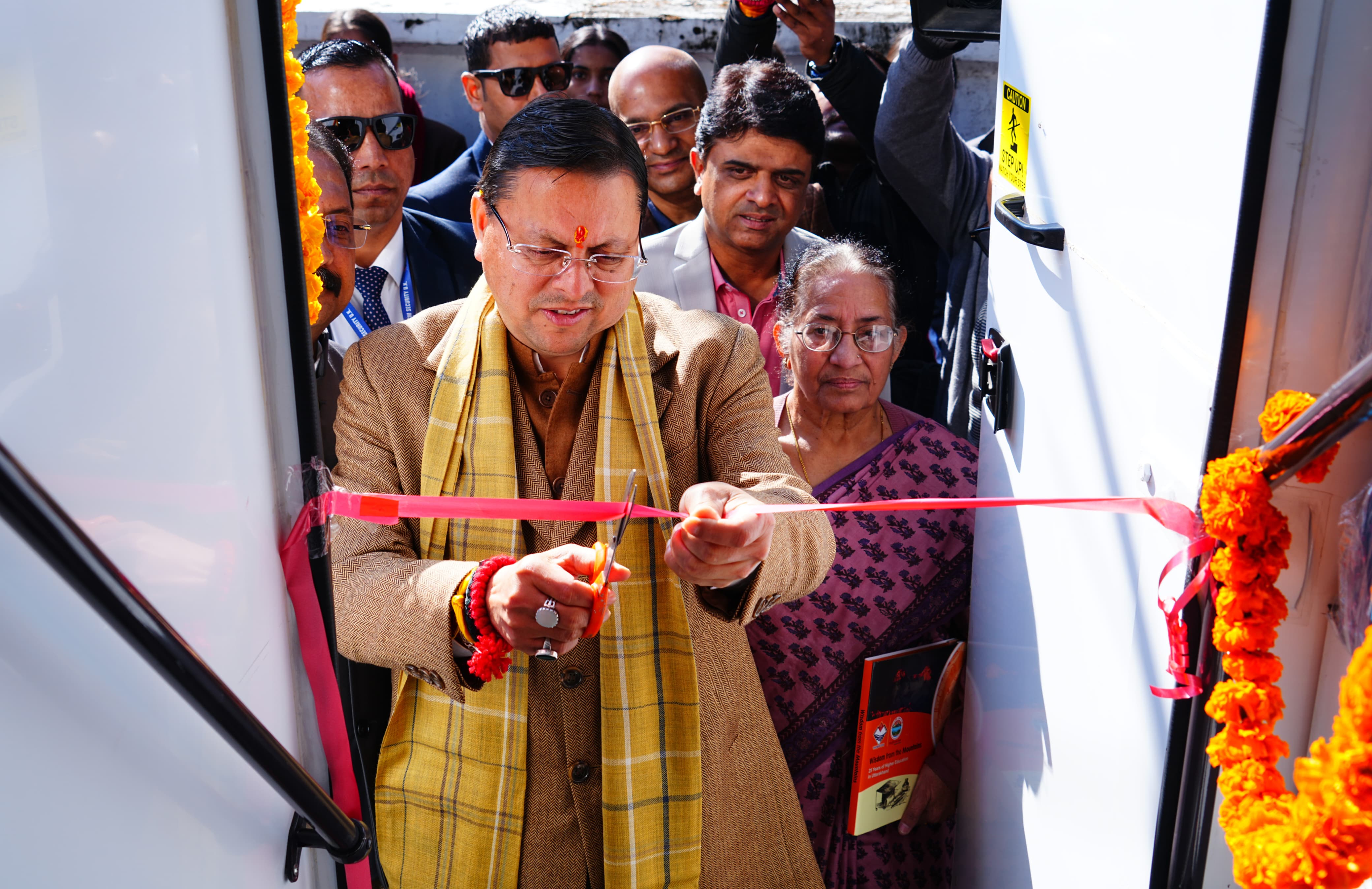 मुख्यमंत्री पुष्कर सिंह धामी ने गुरुवार को मुख्यमंत्री कैंप कार्यालय से छात्र कौशल संवर्धन हेतु लैब ऑन व्हील्स (इंफोसिस स्प्रिंगबोर्ड) का फ्लैग ऑफ किया