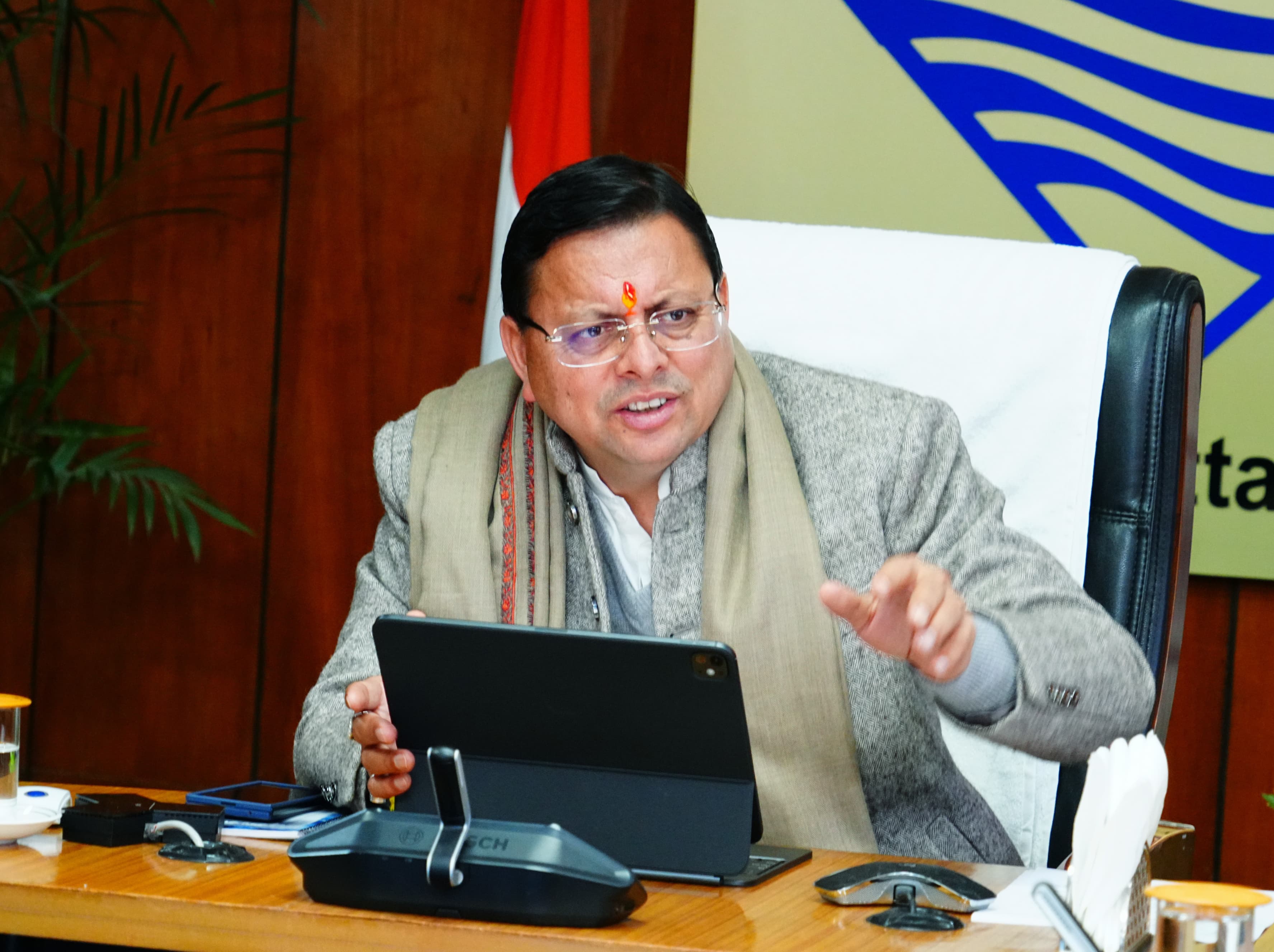 मुख्यमंत्री पुष्कर सिंह धामी ने शुक्रवार को सचिवालय में सिंचाई परियोजनाओं के अन्तर्गत रिवर प्रोटक्शन कार्य एवं डीसिल्टिंग की प्रगति की समीक्षा की